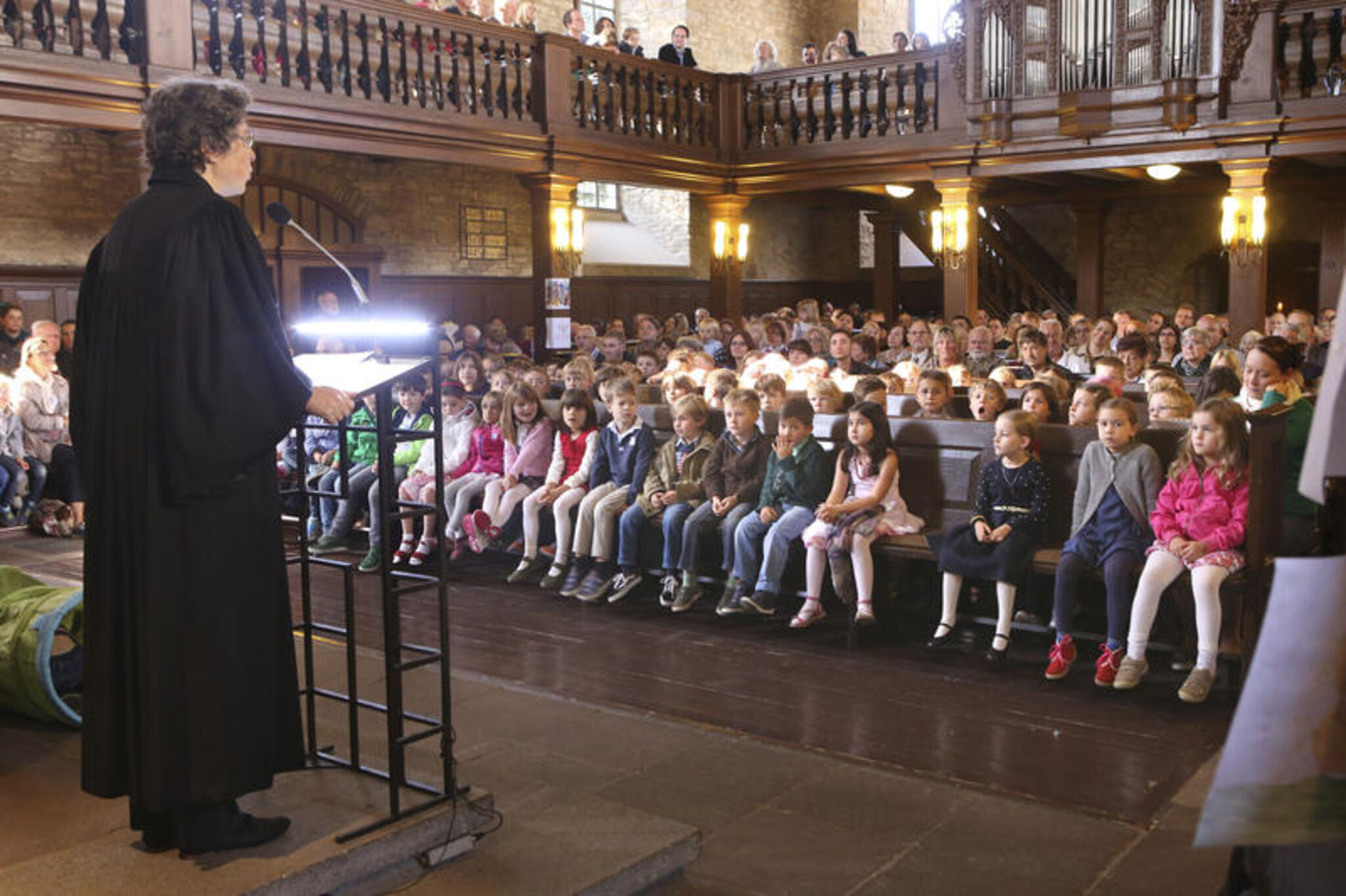 einschulungsgottesdienst_volle_kirche