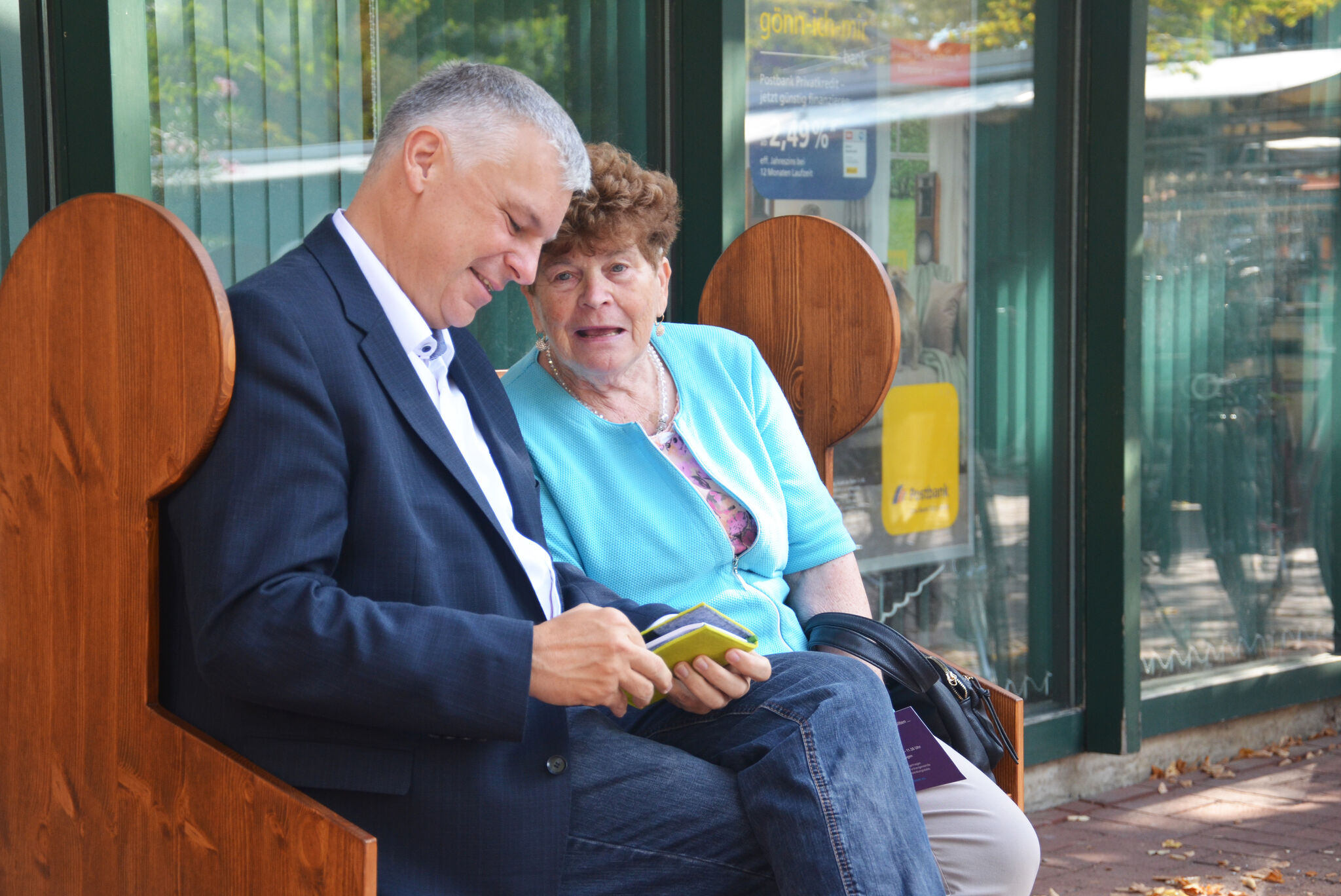 Bürgermeister Mirko Heuer nimmt sich Zeit für Hedwig Kuhl. Foto: Andrea Hesse