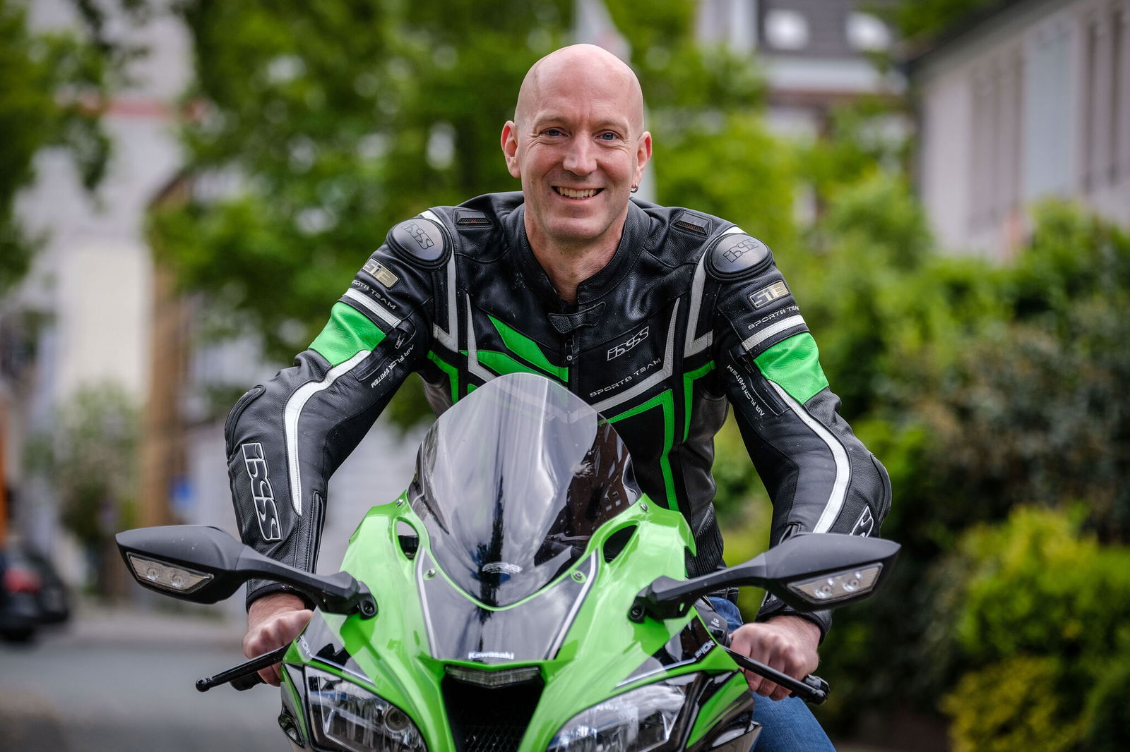 Für seine Clips ist er auch einmal in Lederkluft auf zwei Rädern unterwegs - und vermittelt Botschaften aus dem prallen Leben. Foto: Jens Schulze