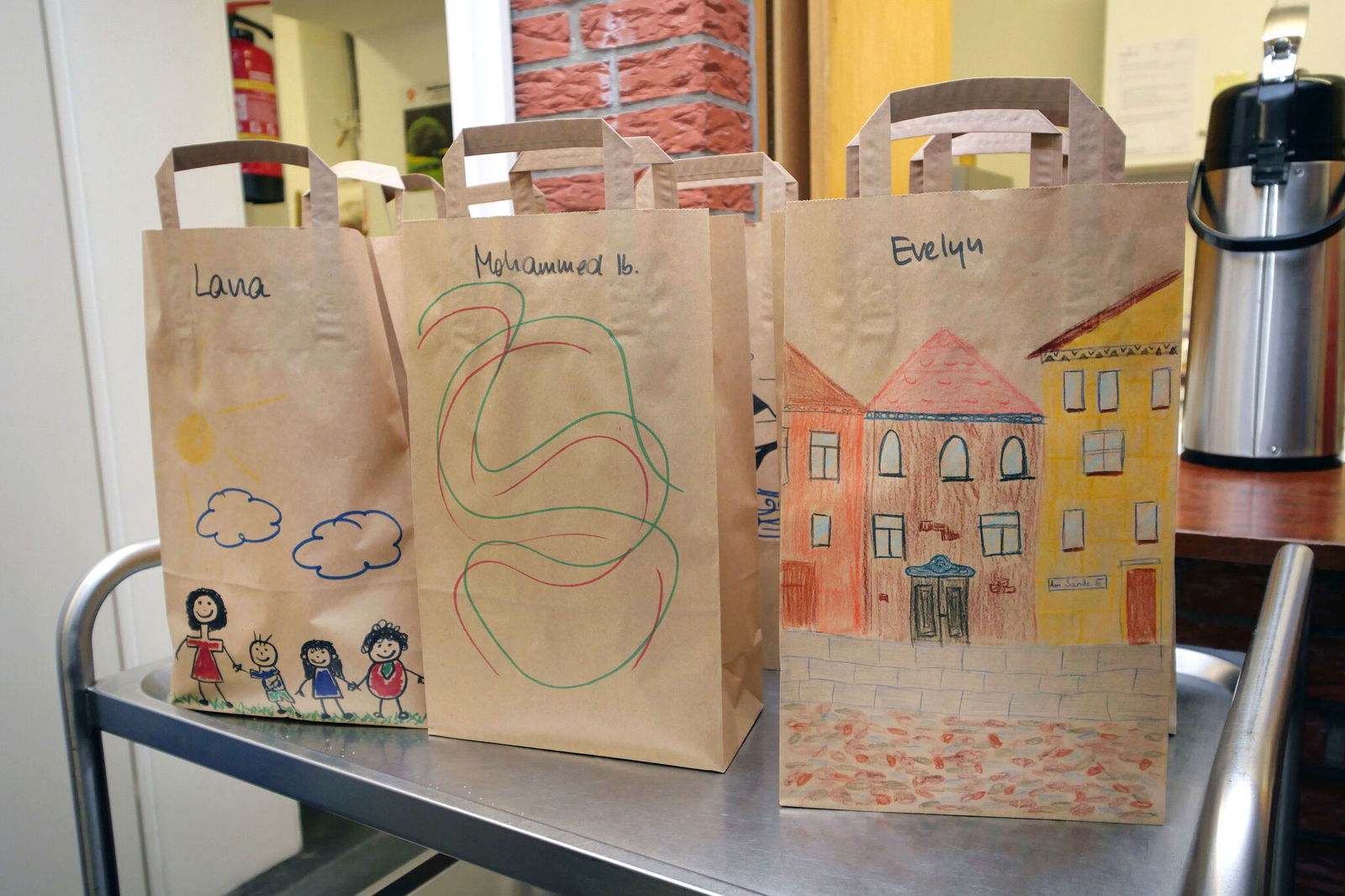 Im Lueneburger Modellprojekt "Lernraum" nehmen die Kinder jeden Tag eine bunt bemalte Tüte mit nach Hause (Foto: Carolin George /epd).