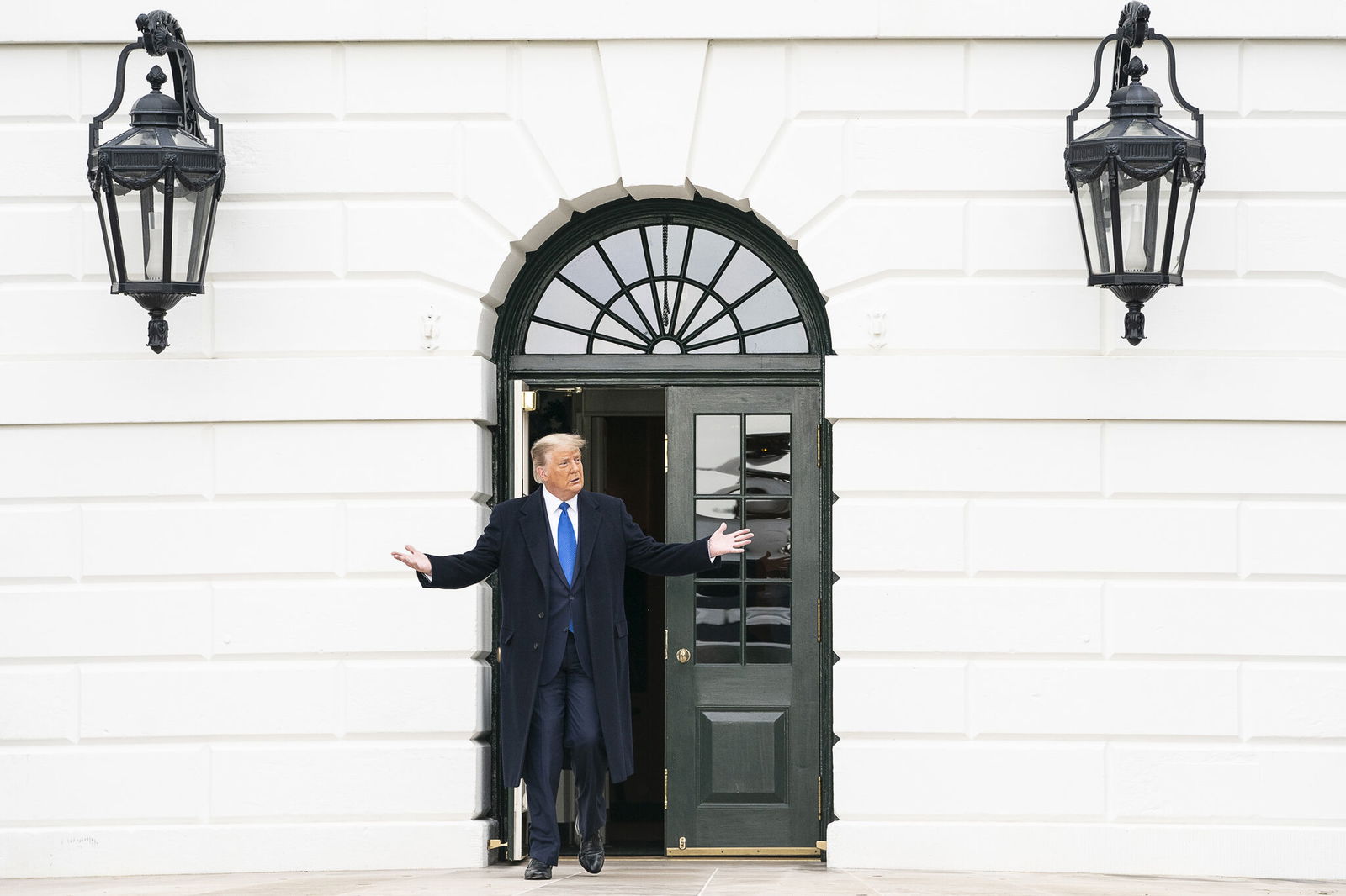 US-Präsident Donald Trump vor einer Eingangstür des Weißen Hauses (Foto: flickr.com / thewhitehouse)