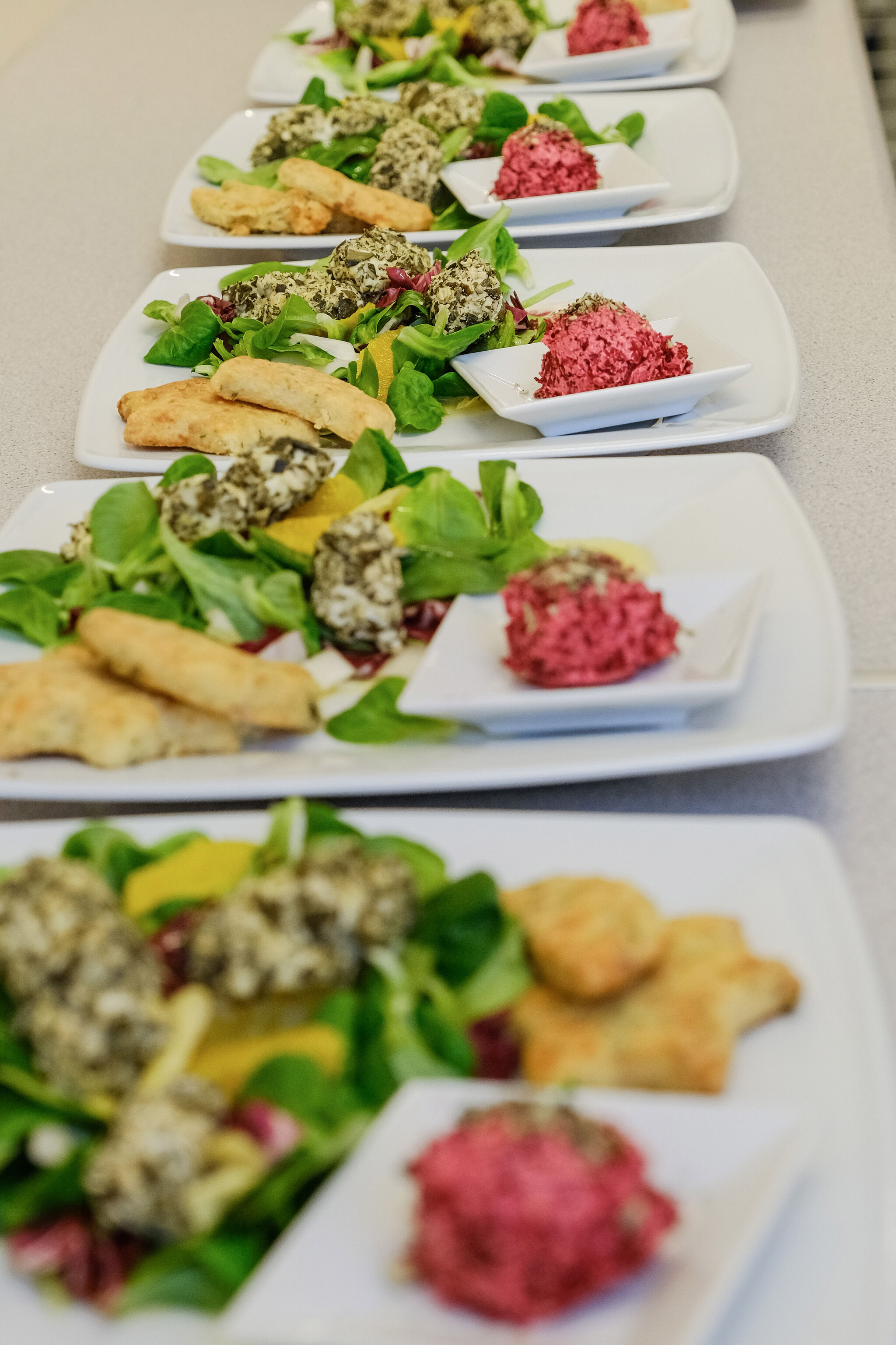 Vorspeise bestehend aus Rote-Beete-Streich, Scones mit Zitronen-Thymian und Käsebällchen auf winterlichem Salat. Foto: epd-bild/Jens Schulze