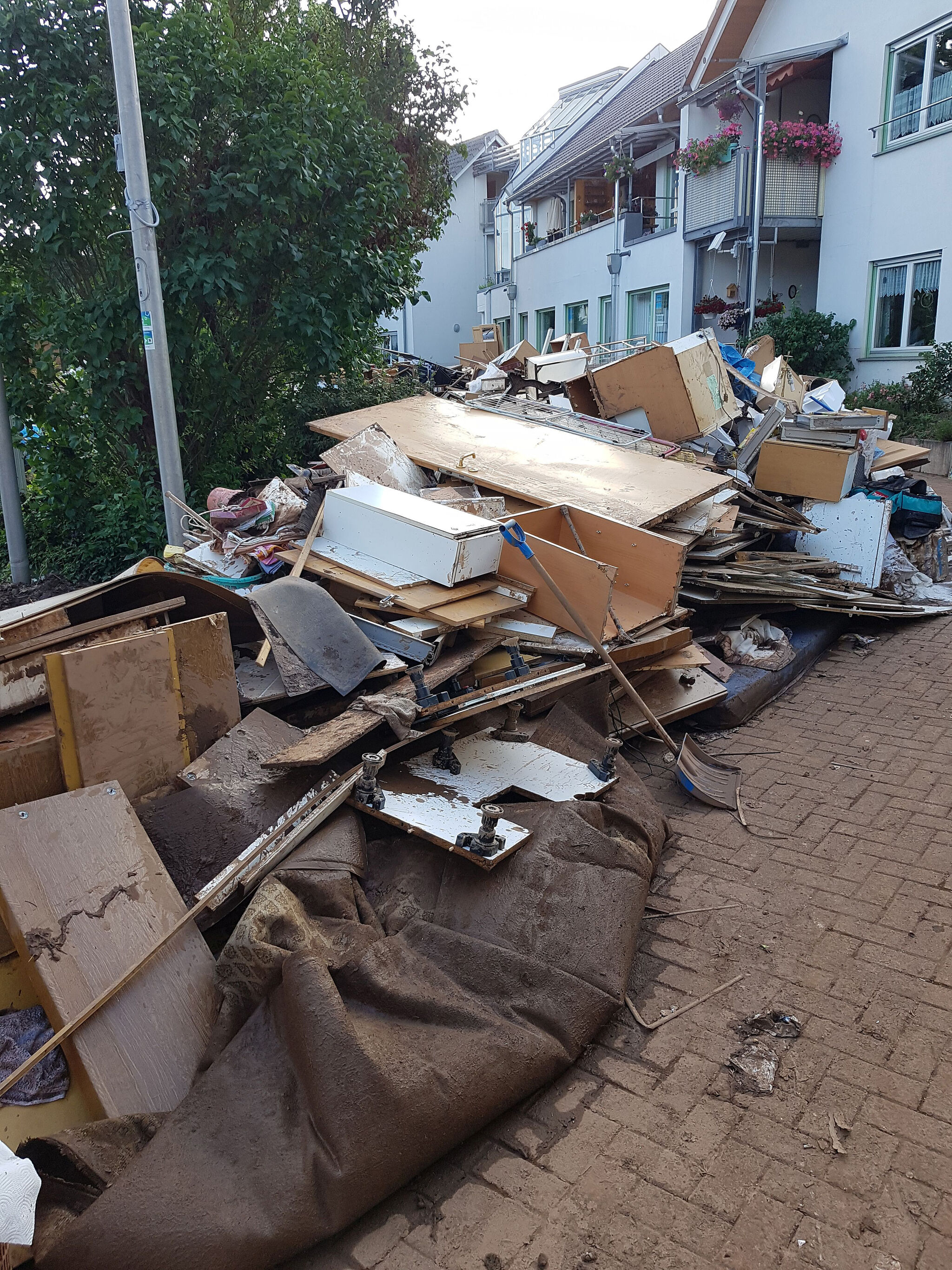 Das verwüstete Mobiliar der Senioren aus dem Betreuten Wohnen in Kall türmt sich am Straßenrand. Foto: privat