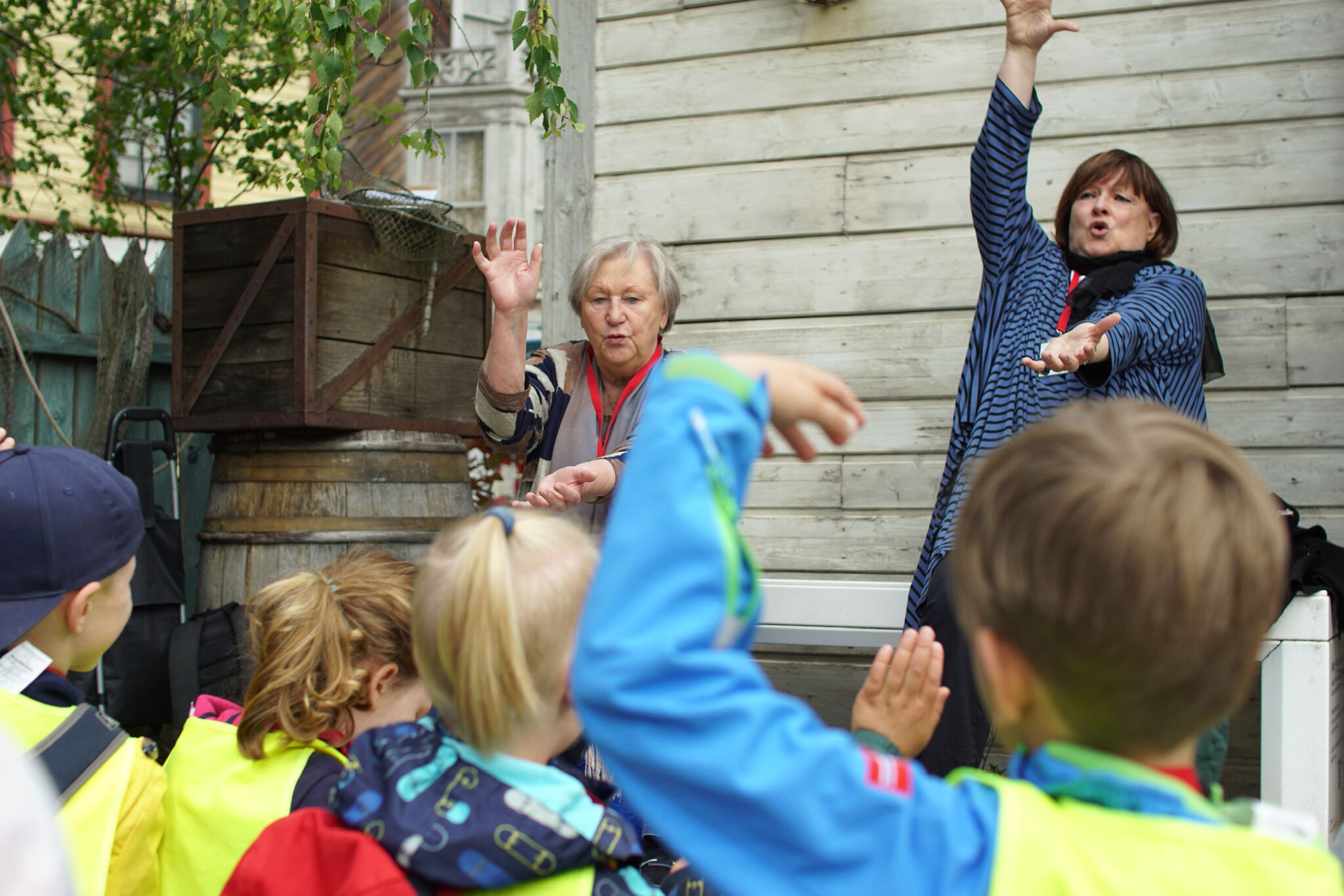 Hannelore Hübner (links) und Christiane Neukirch erleben mit den Jungen und Mädchen aus der Kita St. Jakobi in Bemerode Jonas dramatische Geschichte. Foto: Alexander Nortrup