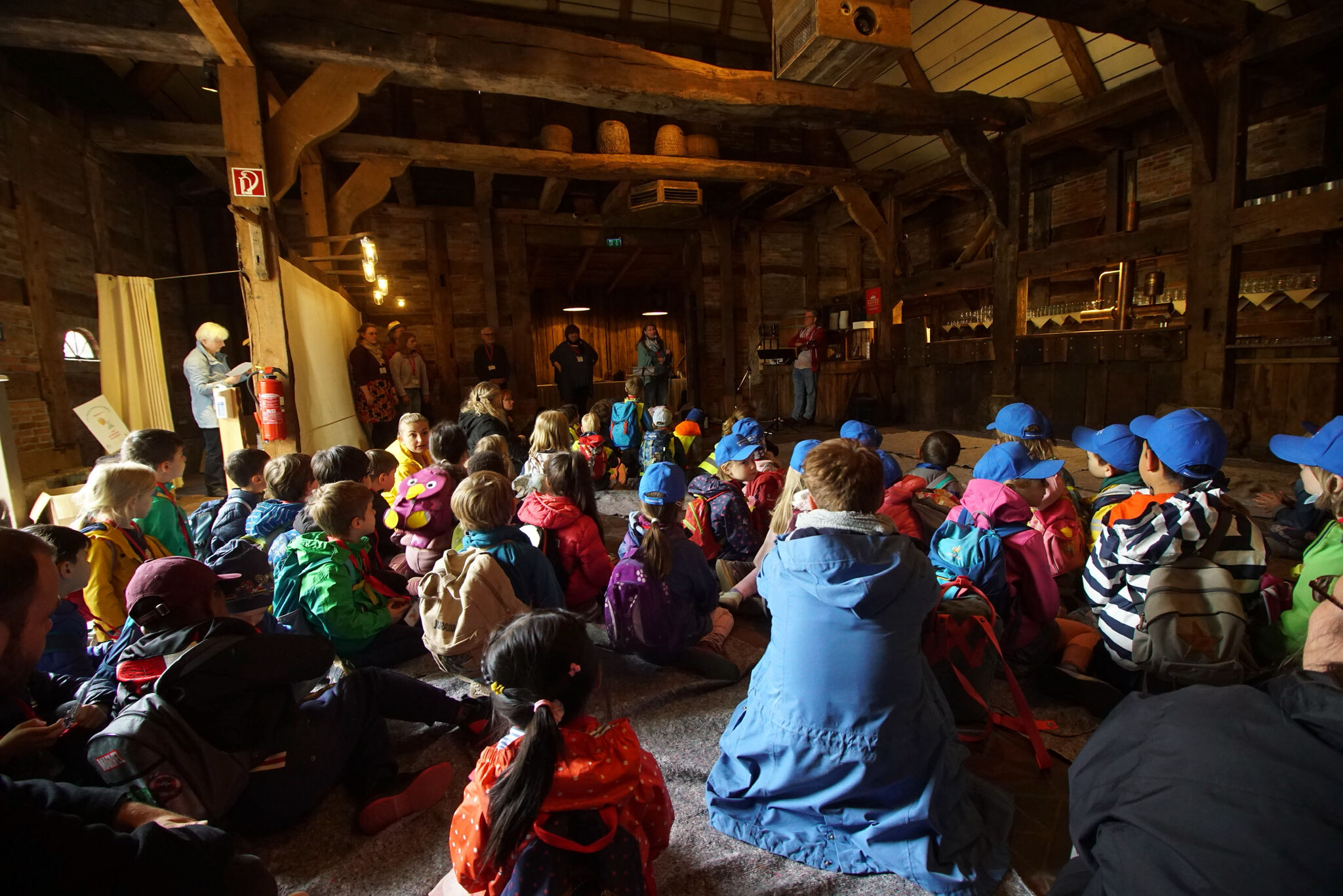 In der Scheune beginnt und endet der Zoo-Tag mit Musik von Holger Kiesé. Foto: Alexander Nortrup