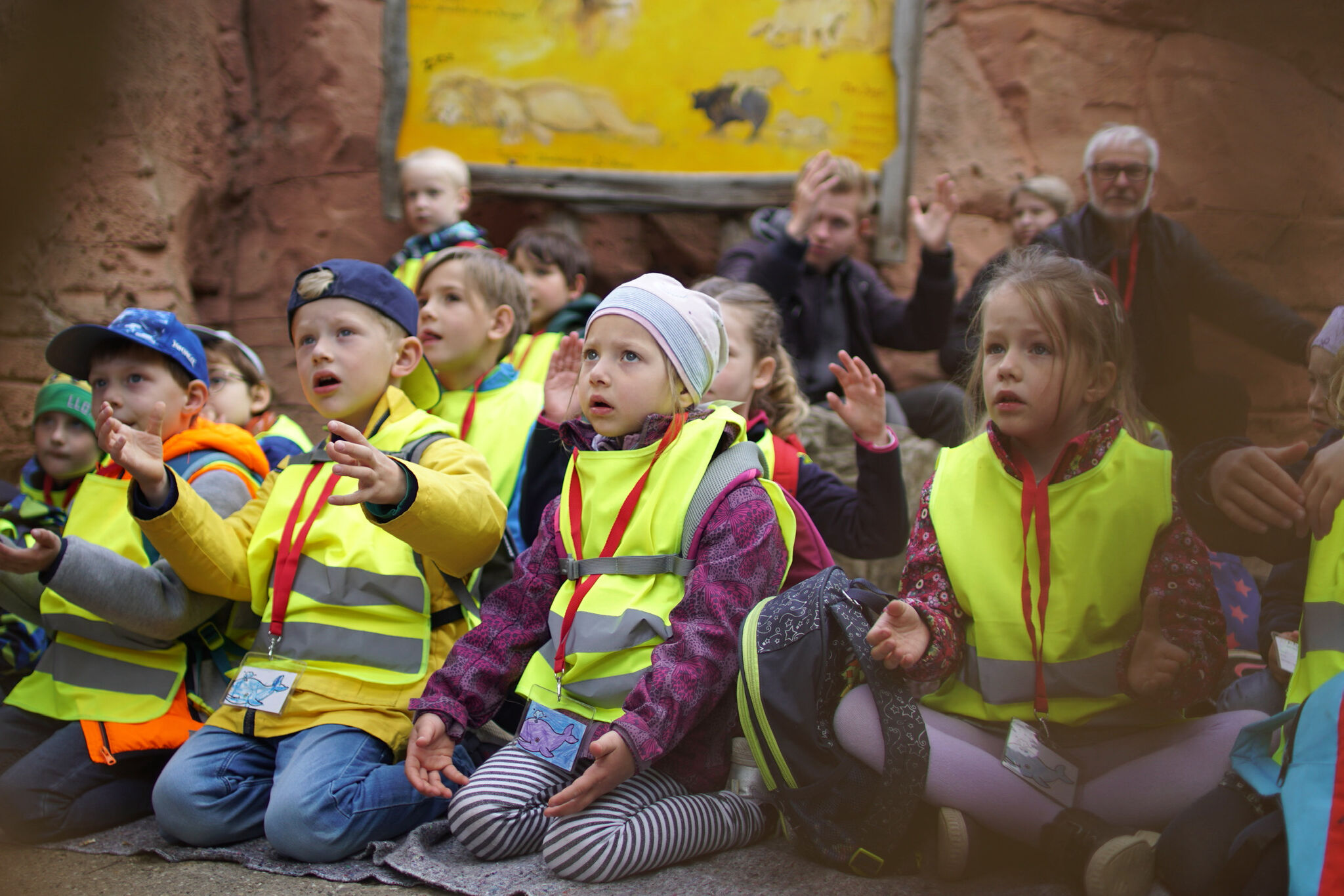 So viele Geschichten an einem Tag - aber für die Vorschulkinder aus Bemerode wurde es scheinbar nie langweilig bei "Nester, Höhlen und Ställe". Foto: Alexander Nortrup