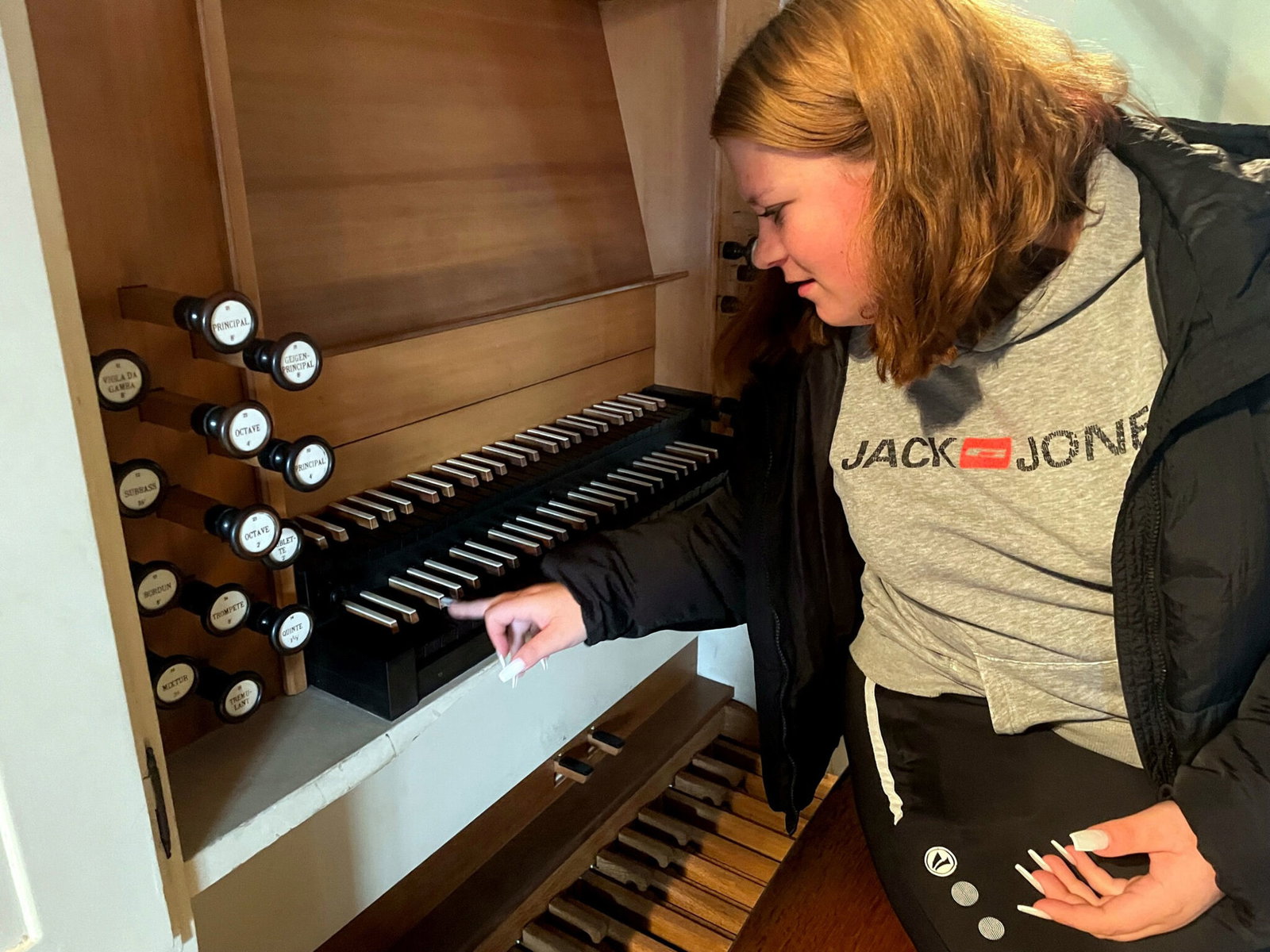 Eine Schülerin der Realschule auf dem Röddenberg erkundet die Engelhardt-Orgel in der Schloßkirche in Osterode. Foto: Mareike Spillner