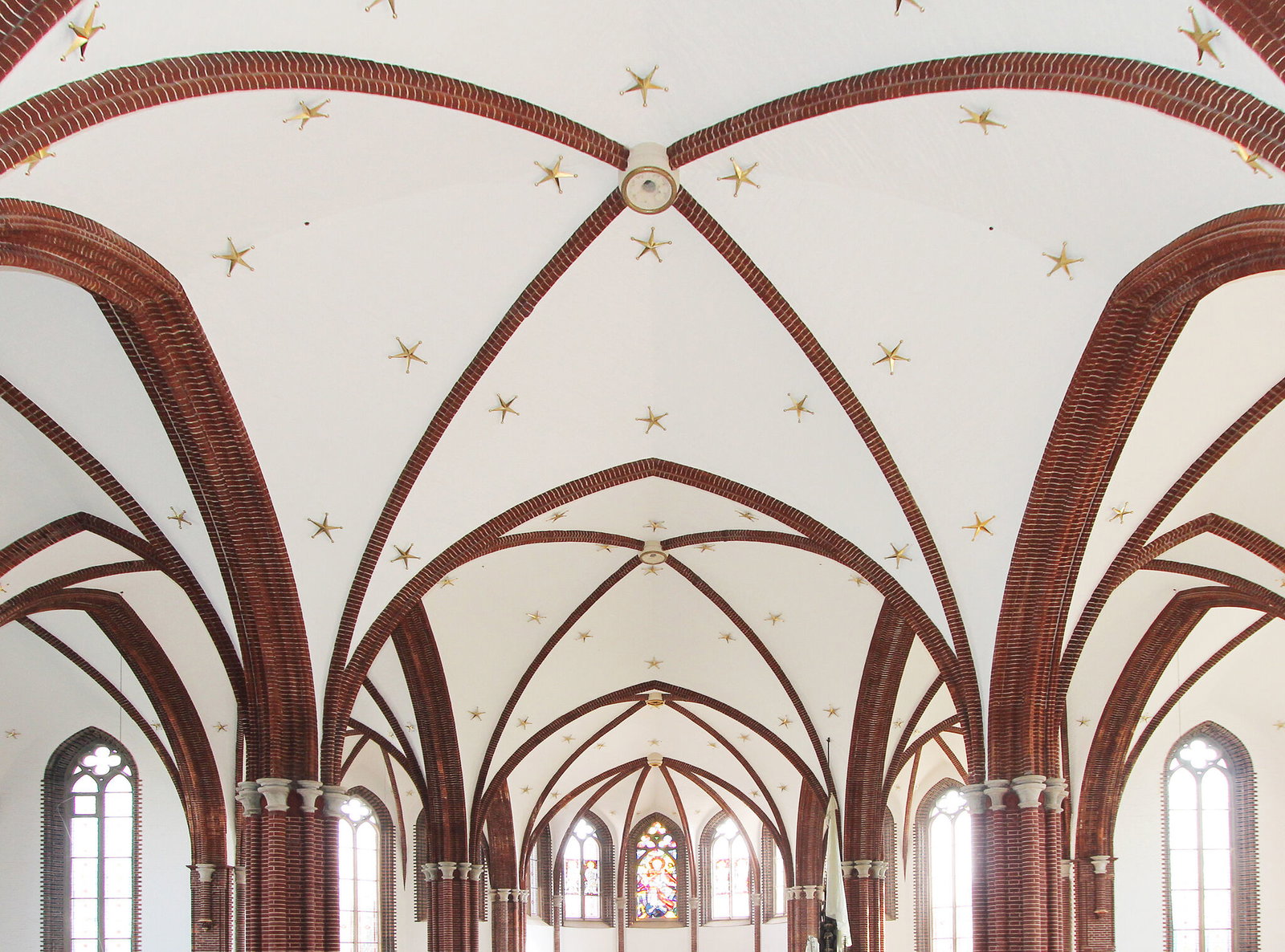 Da berühren sich Himmel und Erde – zum Beispiel in der Christuskirche Hannover, in dem der Mädchenchor Hannover und das Internationale Kinder- und Jugendchorzentrum zu Hause sind. Foto: Heinz Köhrmann