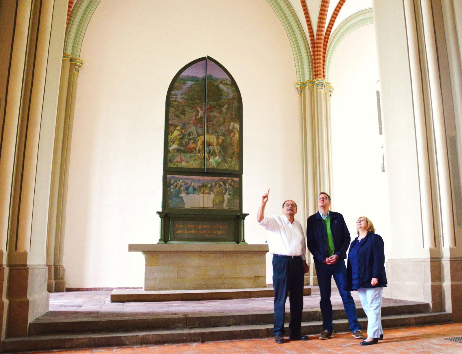 Bauingenieur Anastasiou mit den Kirchenvorstehern Monika Yaramanci und Michael Habich