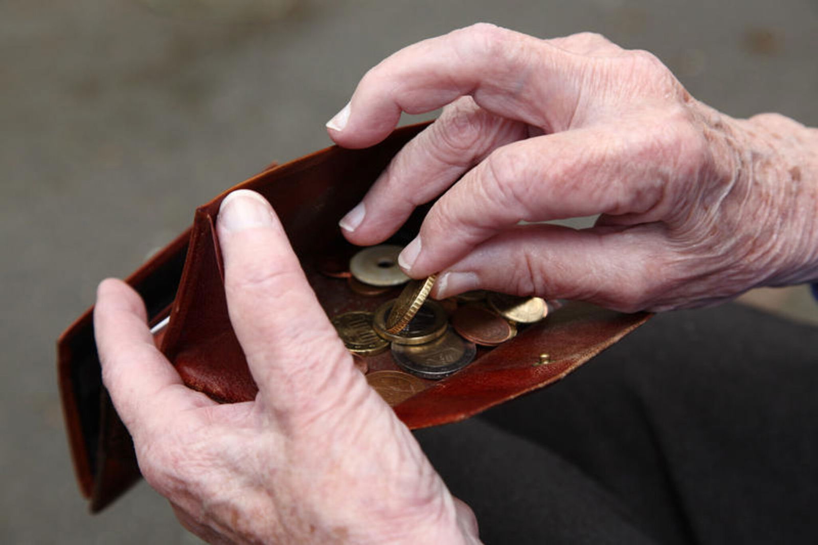 Altersarmut_Hände_Seniorin