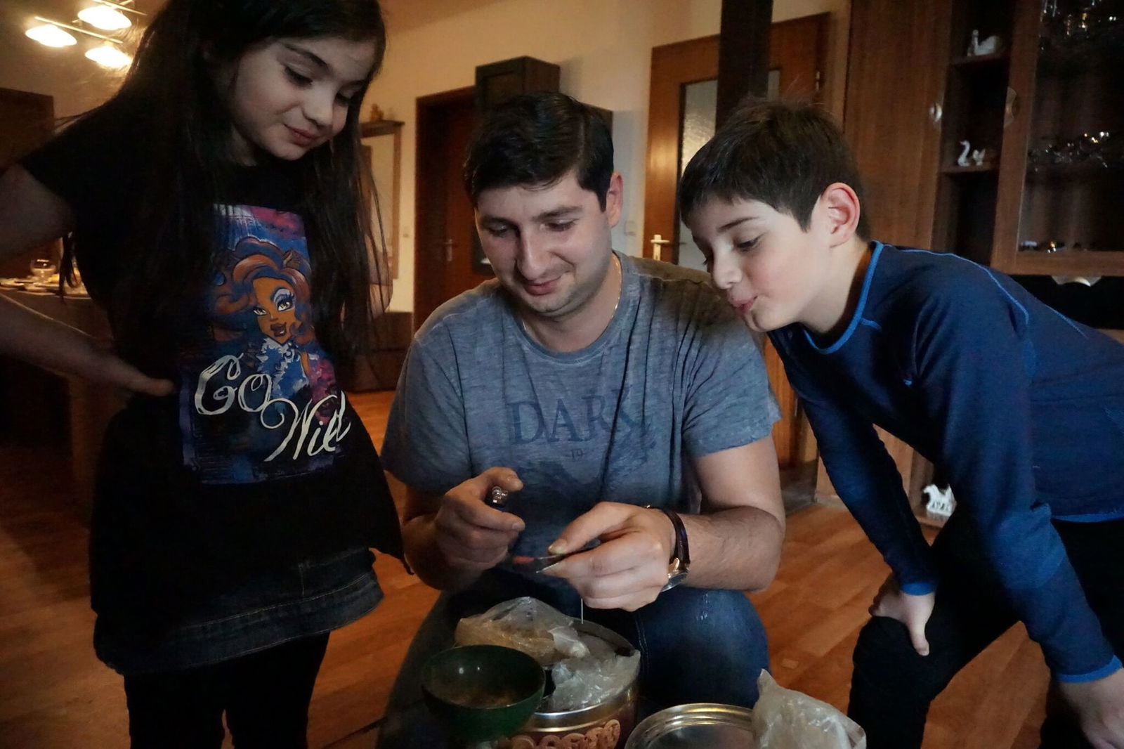 Anano, Giorgi und David (von links) erklären die georgischen Traditionen.