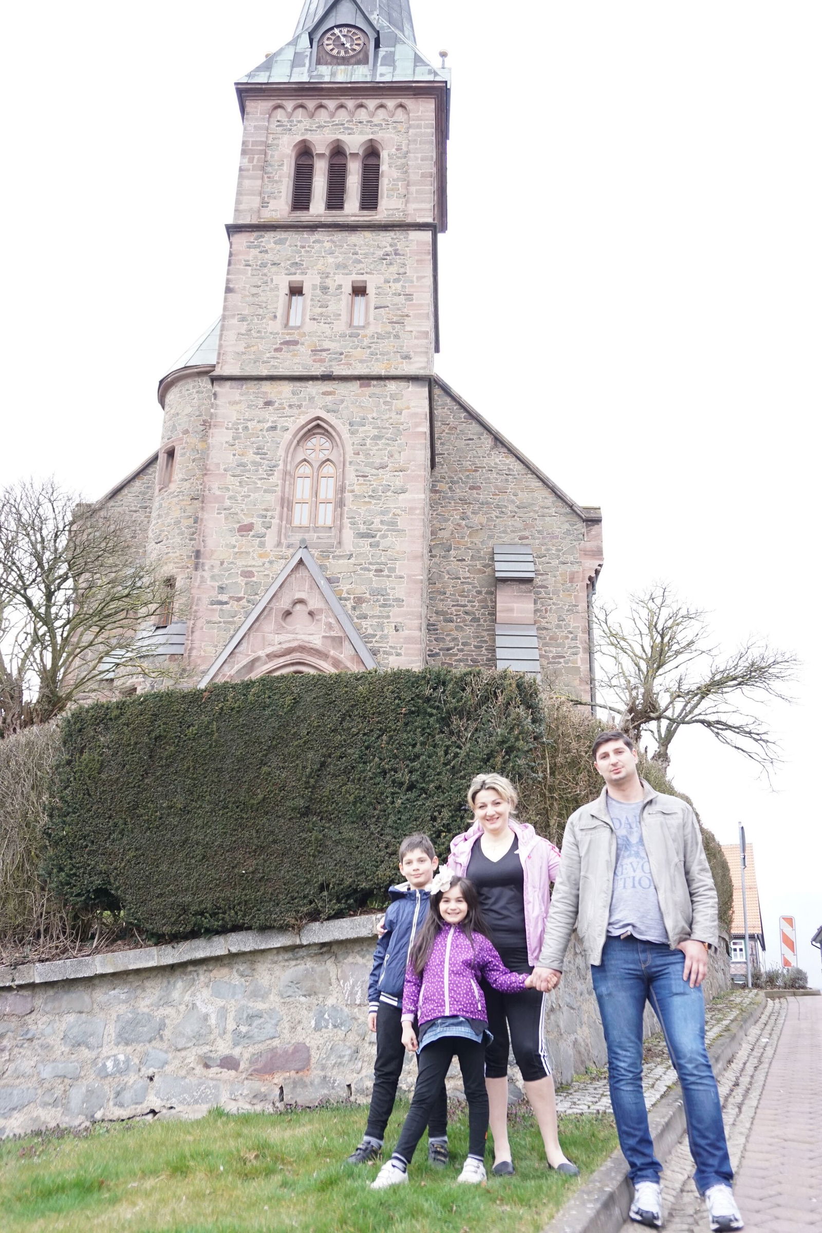 Giorgi und seine Familie wohnen in Herzberg in der Nähe der katholischen Kirche. Die nächste Georgische Orthodoxe Kirche ist in Hannover.