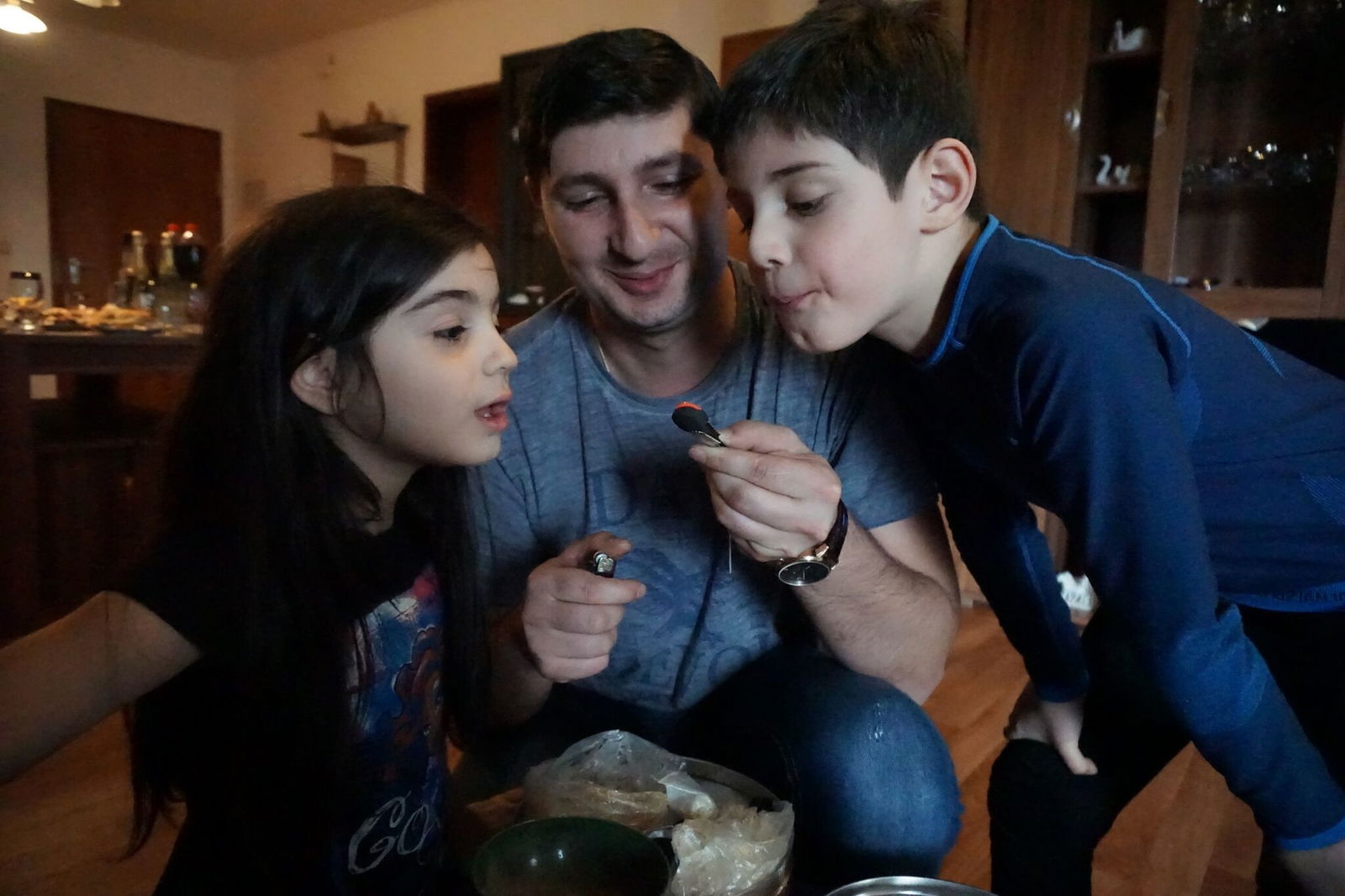 Und jetzt alle gemeinsam pusten, damit die Kohle glimmt.