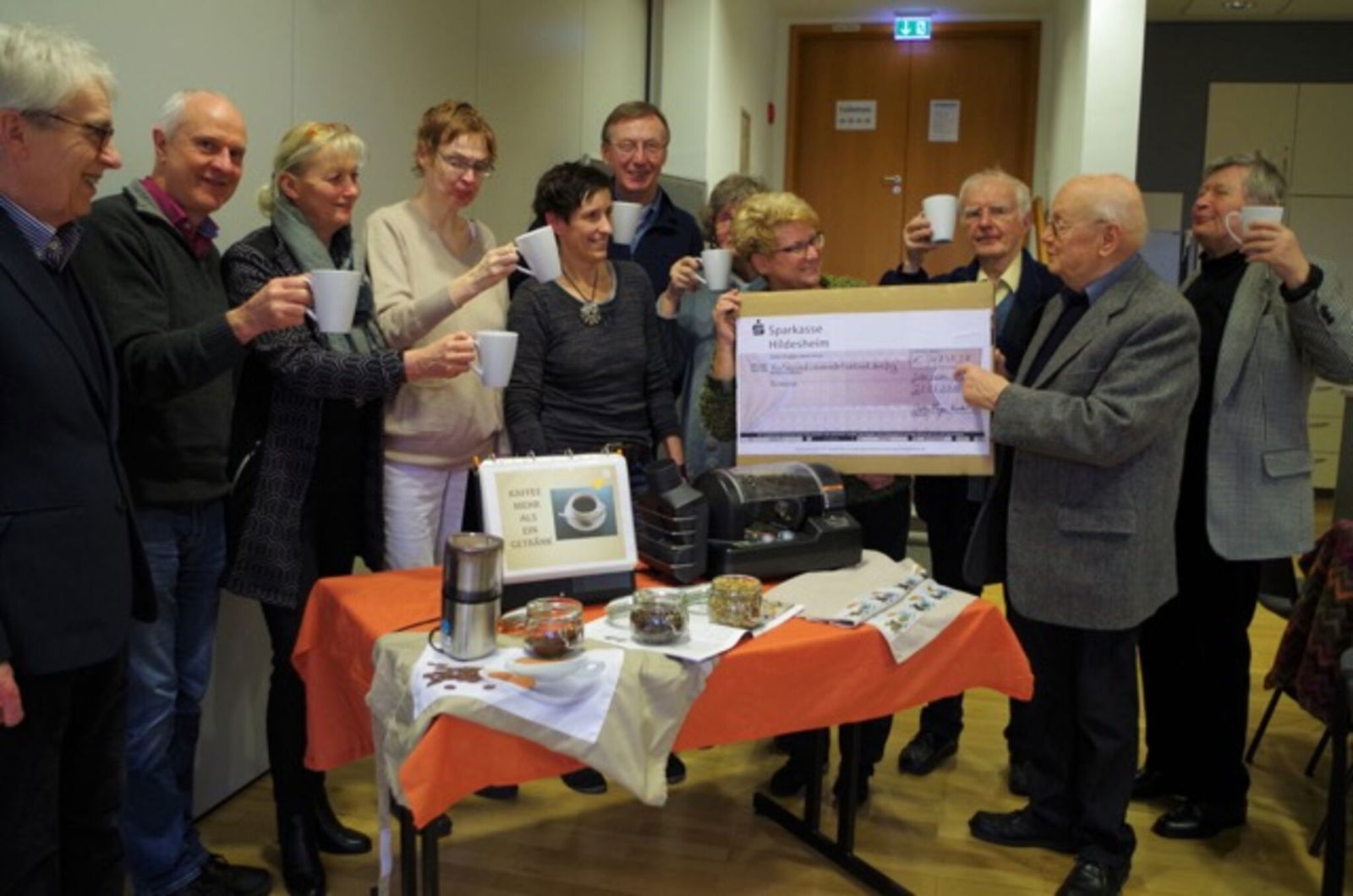 Spendenuebergabe_Freudenmahl_Himmelsthür