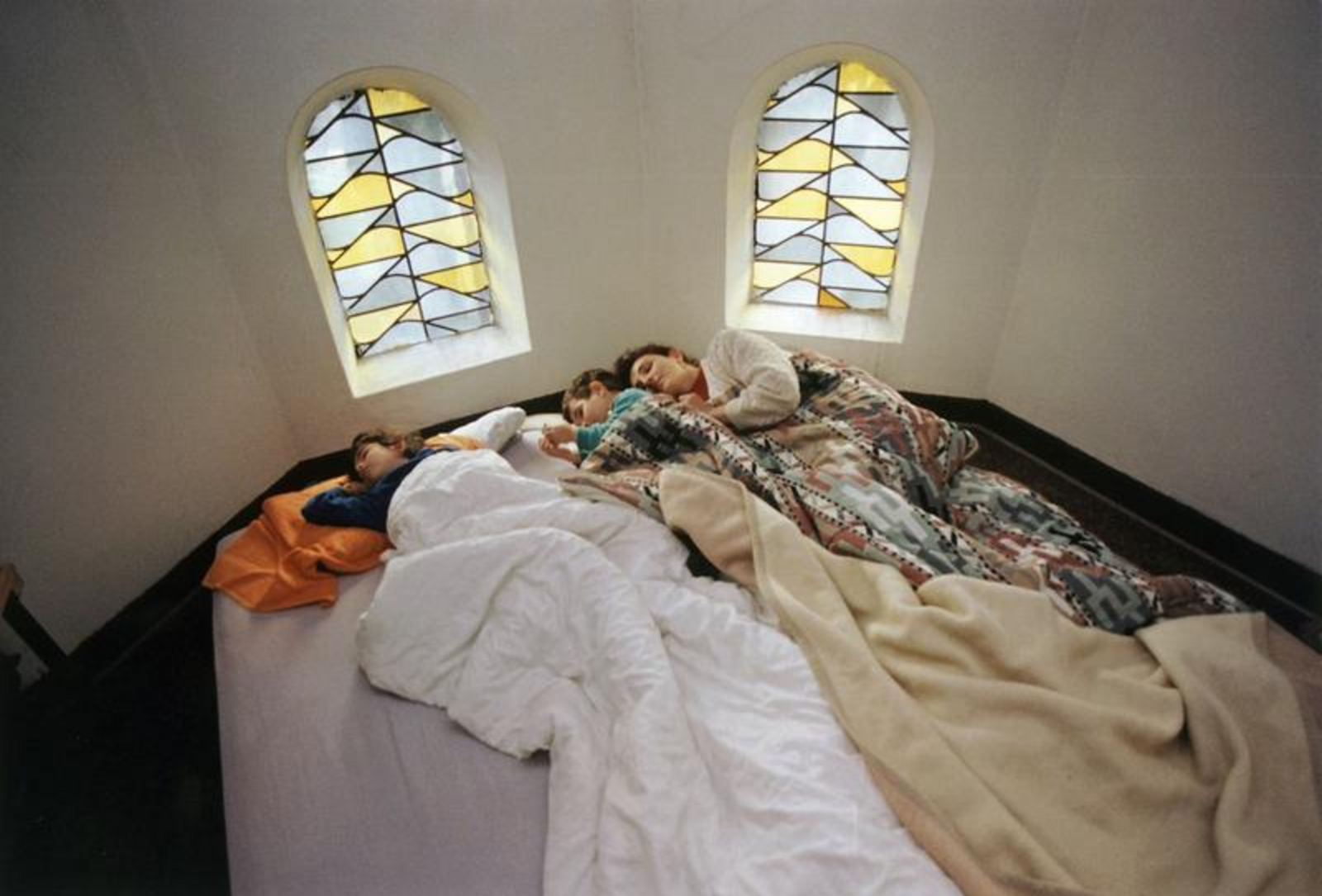 kirchenasyl_menschen_kirchenraum