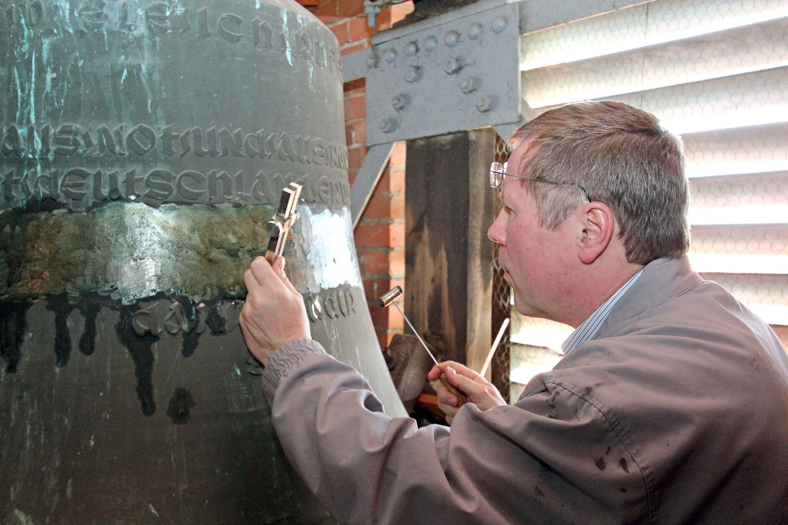 Glockensachverständiger Andreas Philipp prüft die Glocke. Foto: Fabian Gartmann
