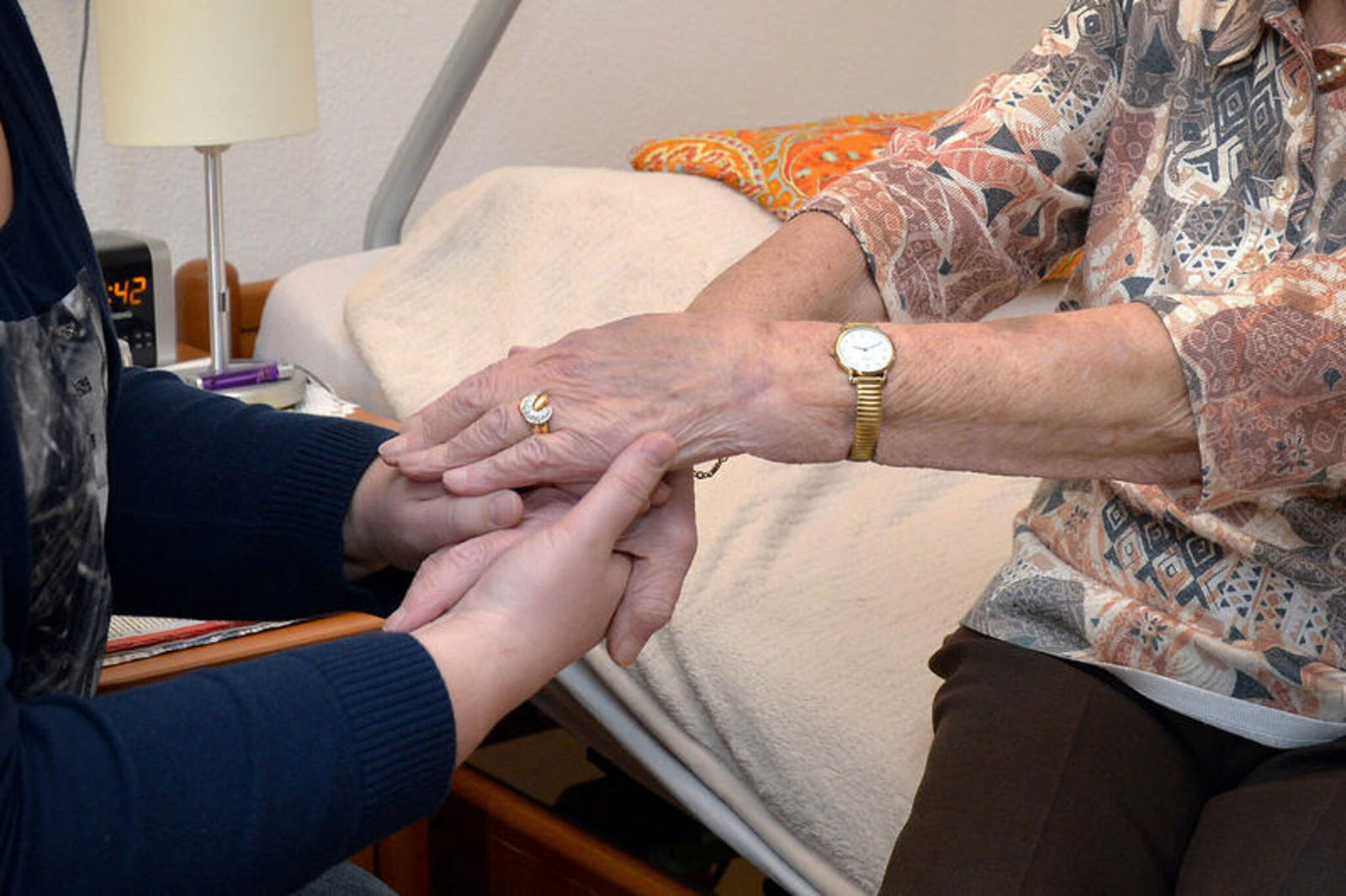 Diakonie_Pflege_Hände