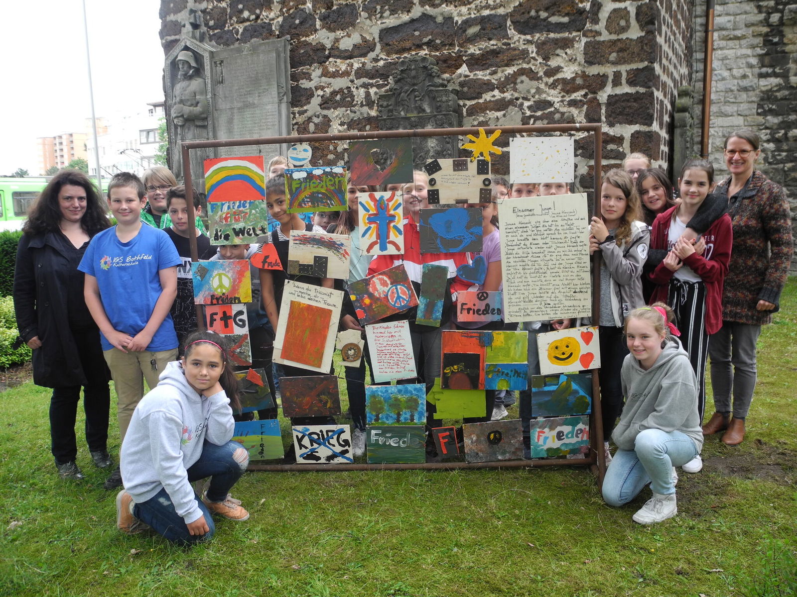 Schüler Friedensmahnmal_IGS Bothfeld 