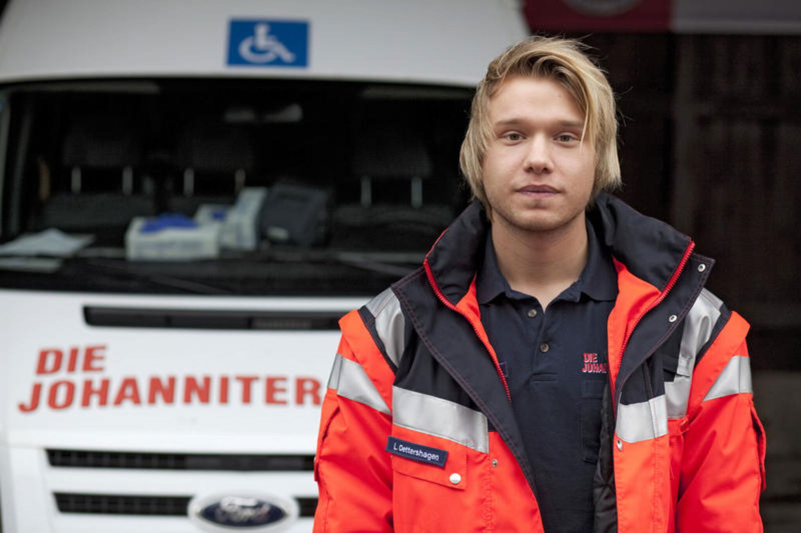 Johanniter_Junge vor Auto