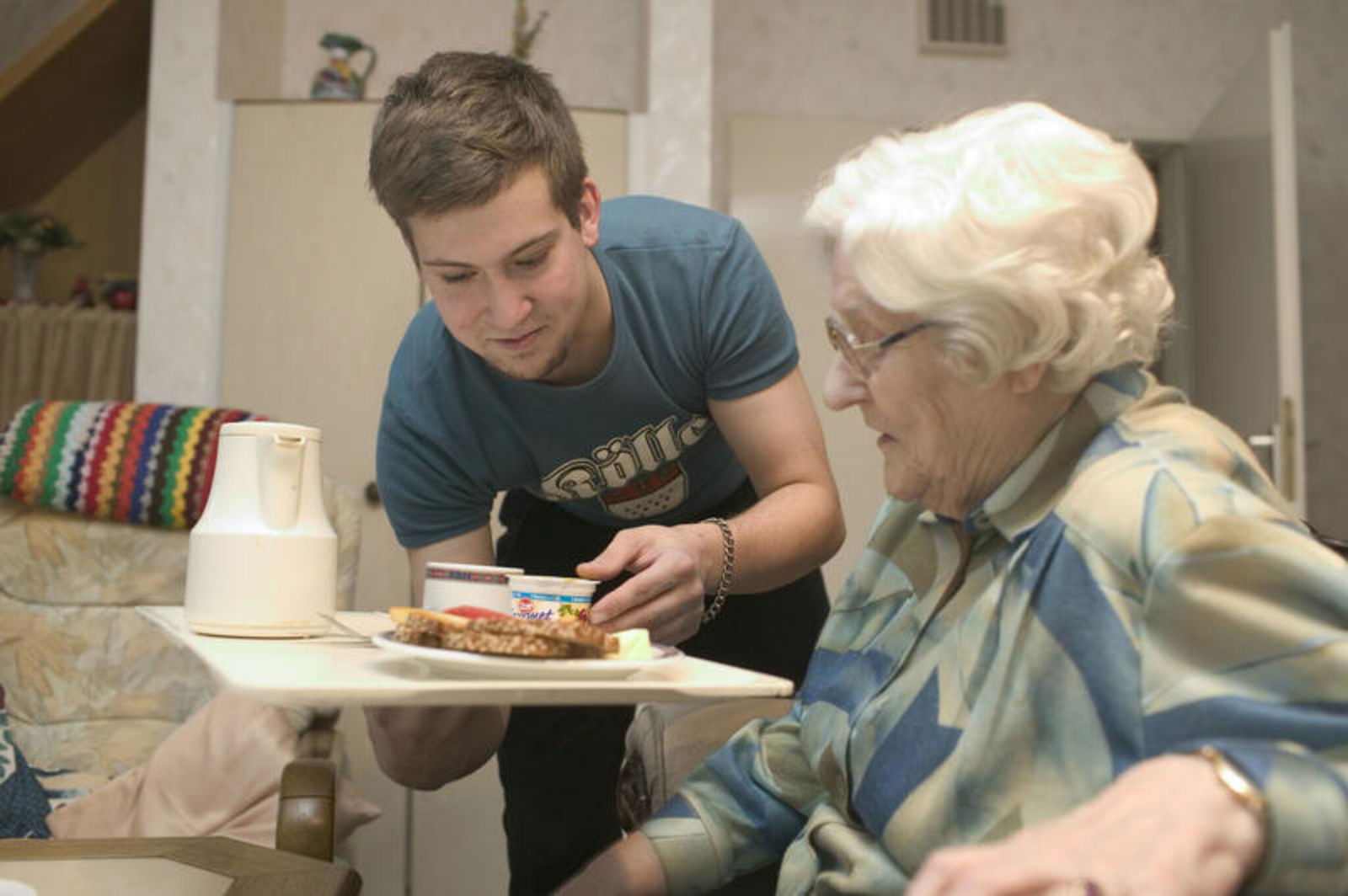 Freiwilligendienst_Junge mit Oma