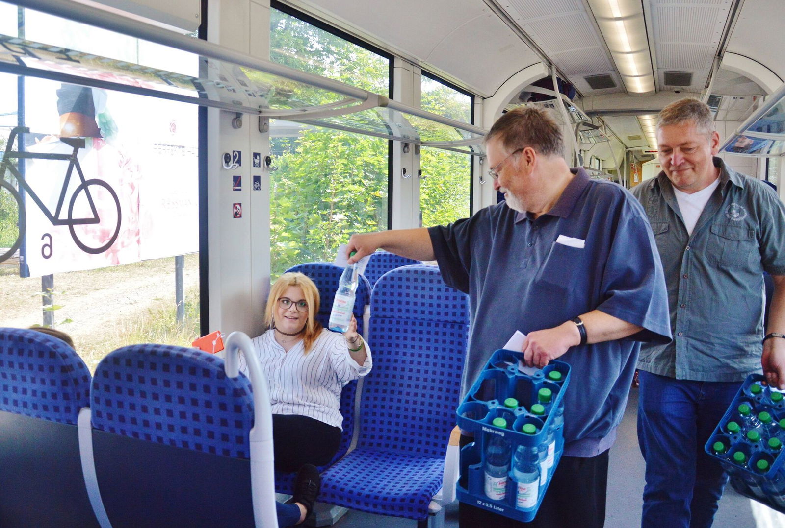 Pastor Andreas Schmidt verteilt Wasser an Reisende