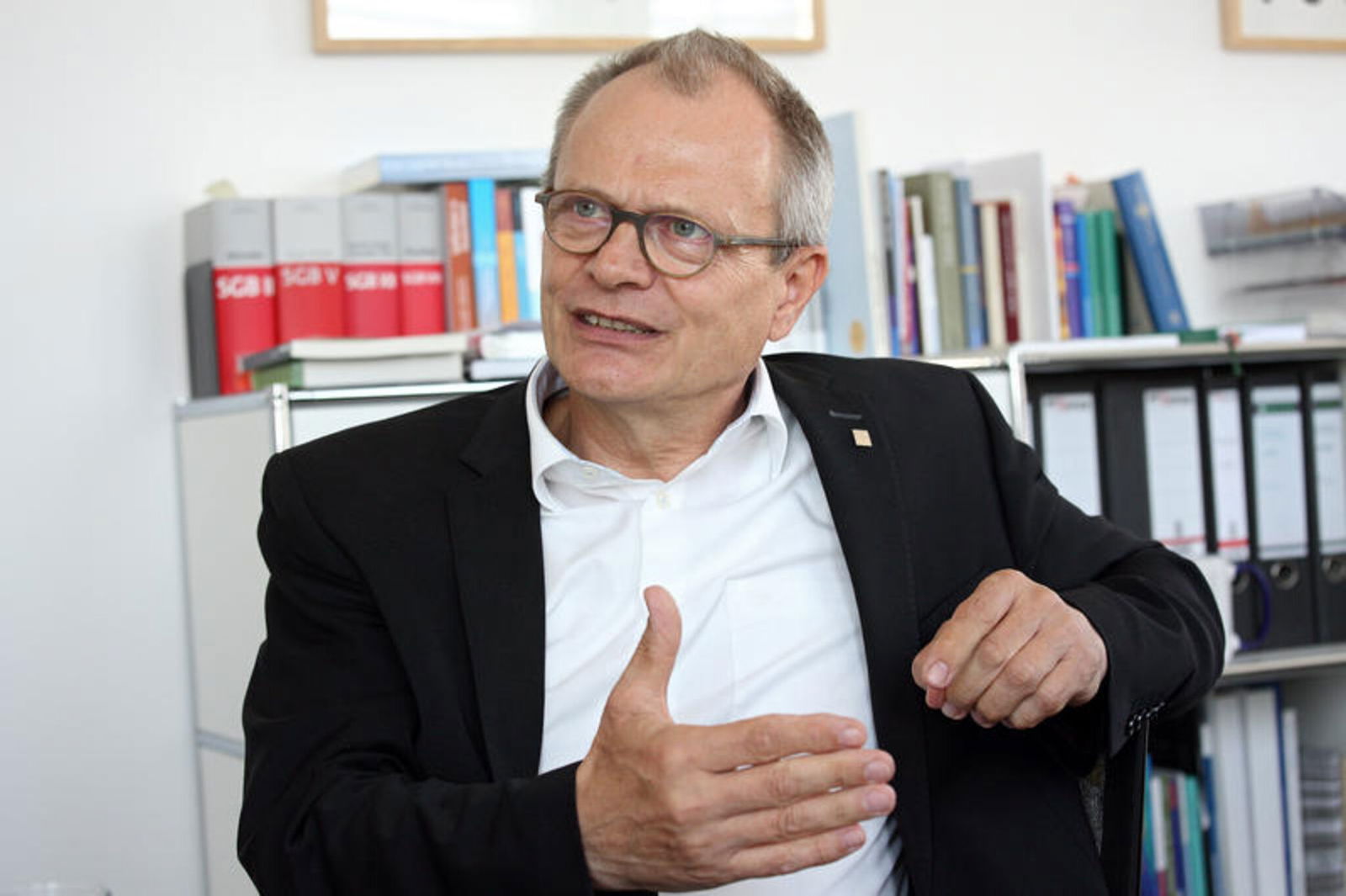 Ulrich Lilie_Geste_im Gespräch