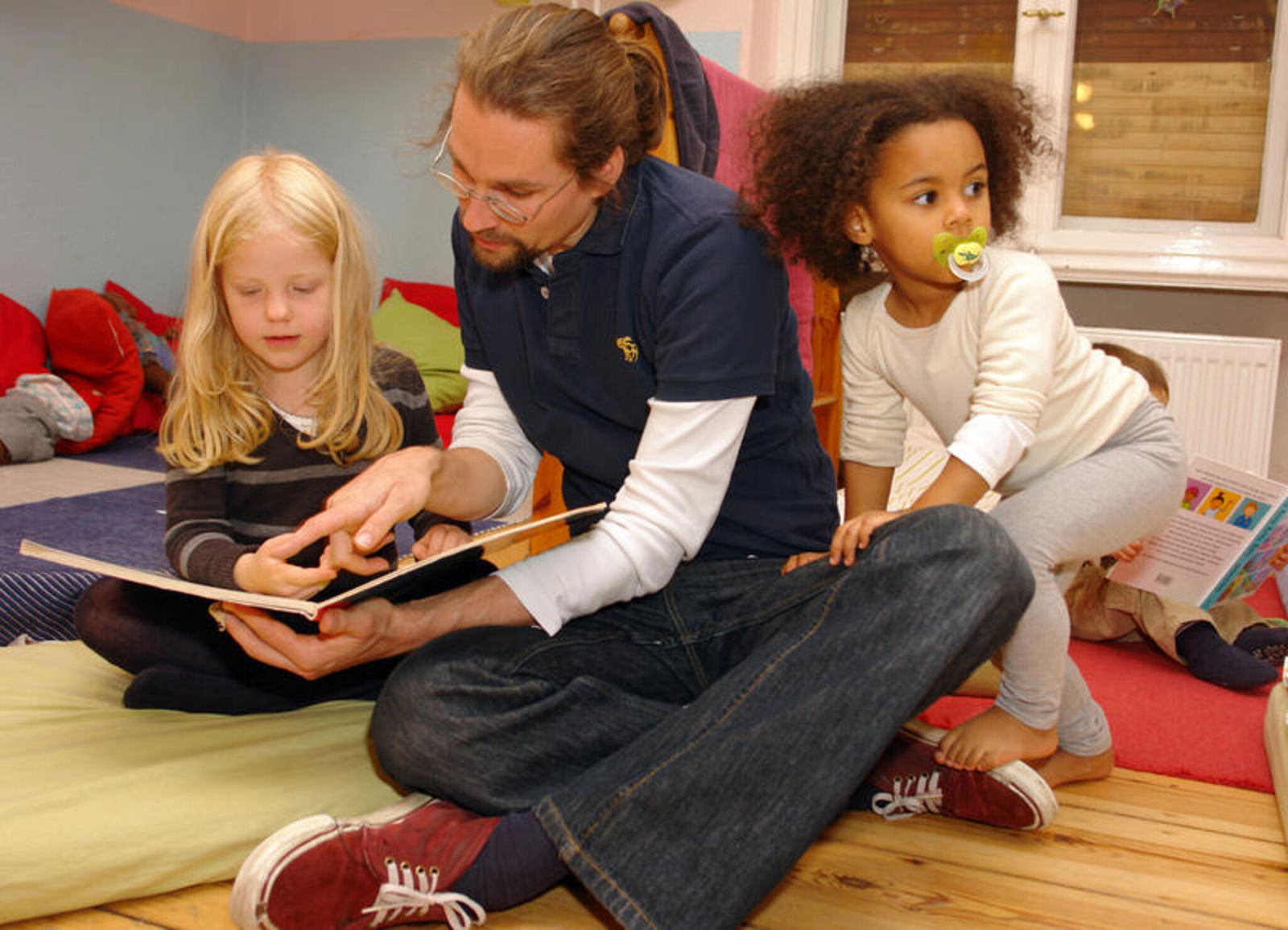 Kita_Erzieher und Kinder_Buch lesen