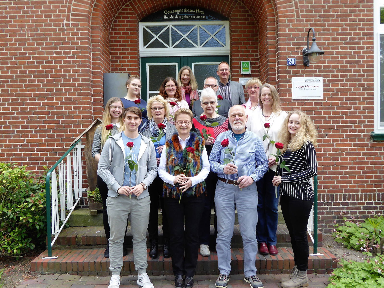 Lektoren 2019_OstfrieslandEms_Gruppe vor dem Pfarrhaus_Foto_Winfried Schmidt