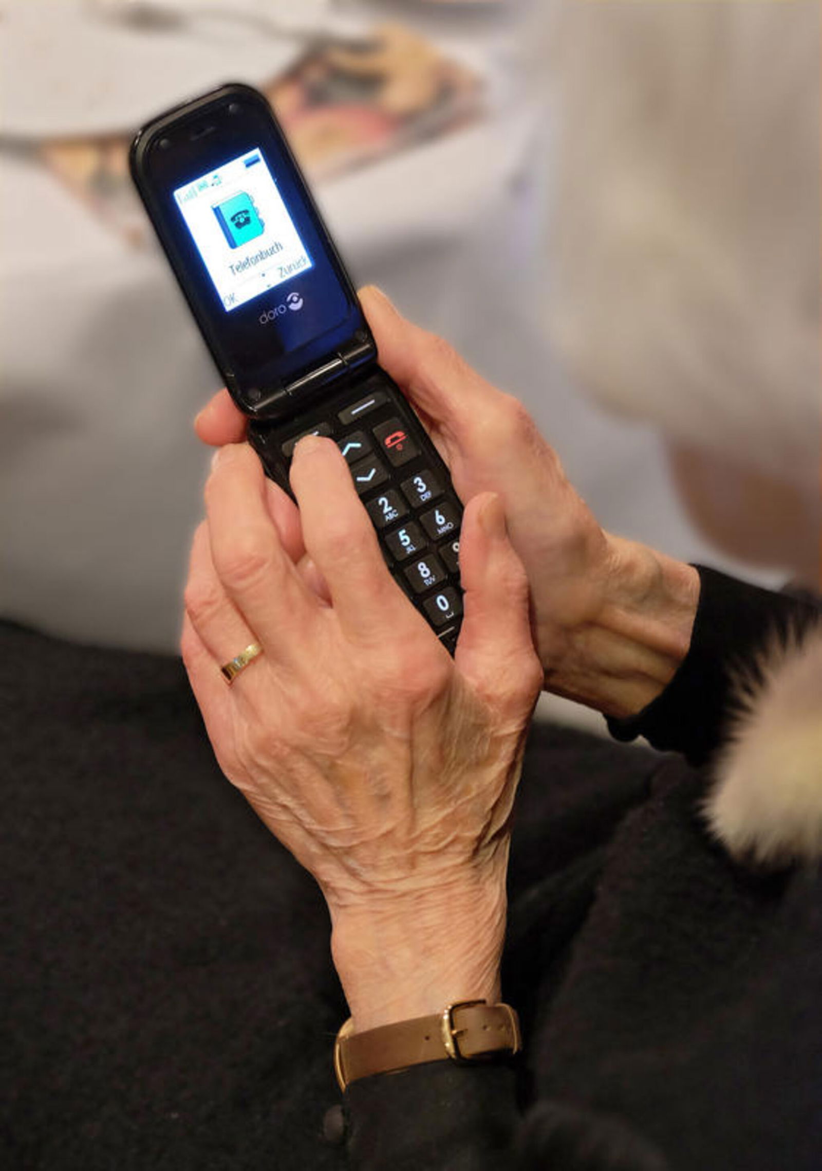 Alte Dame_Handy Hand_Norbert Neetz