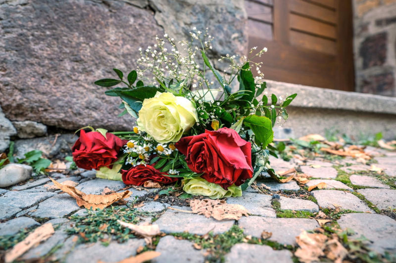 Blumen vor Synagoge_Halle_2020