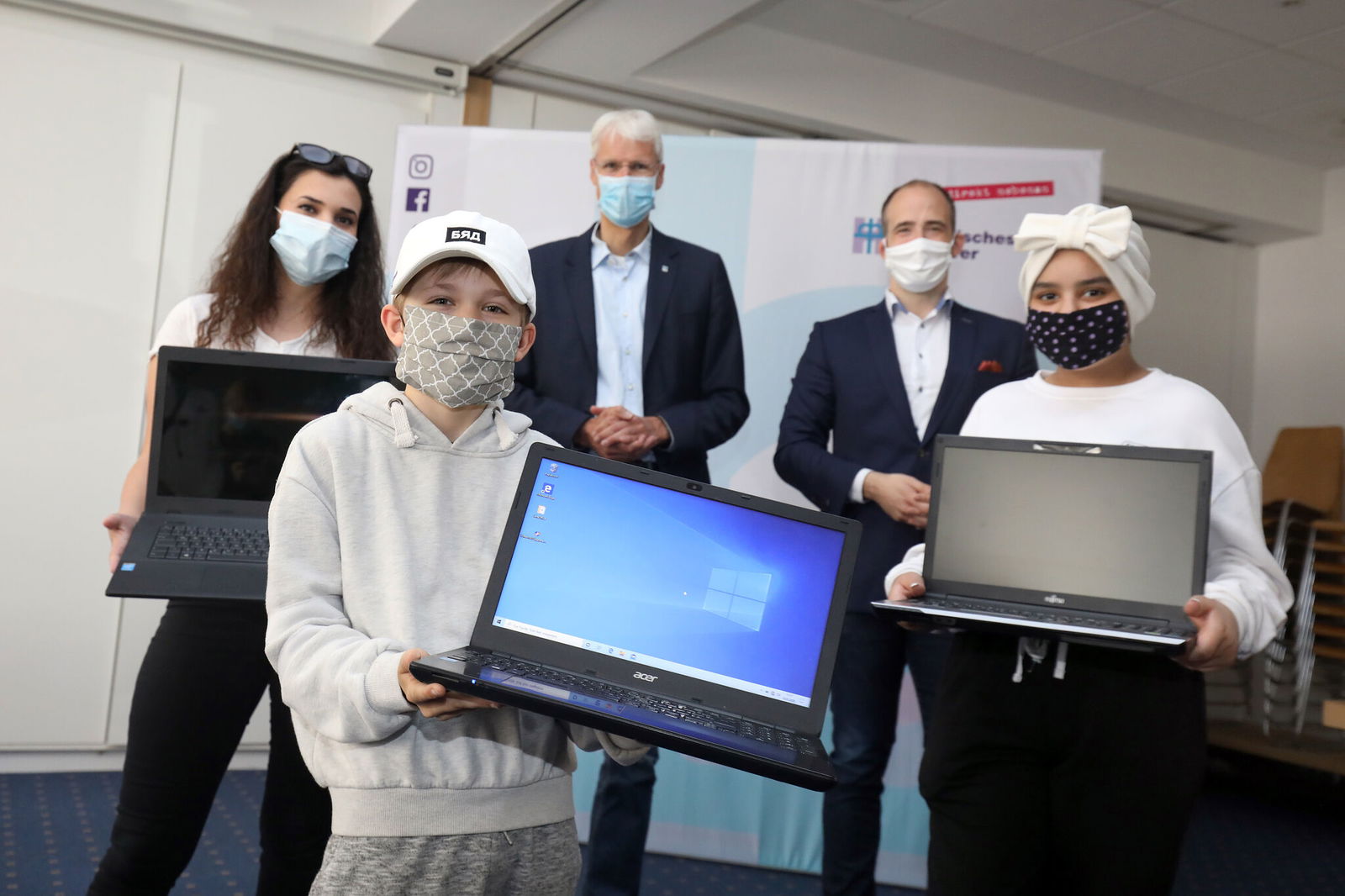 Diakonisches_Werk_Laptop_Spenden_Vjollca_Nico_Tala_Q01_ml