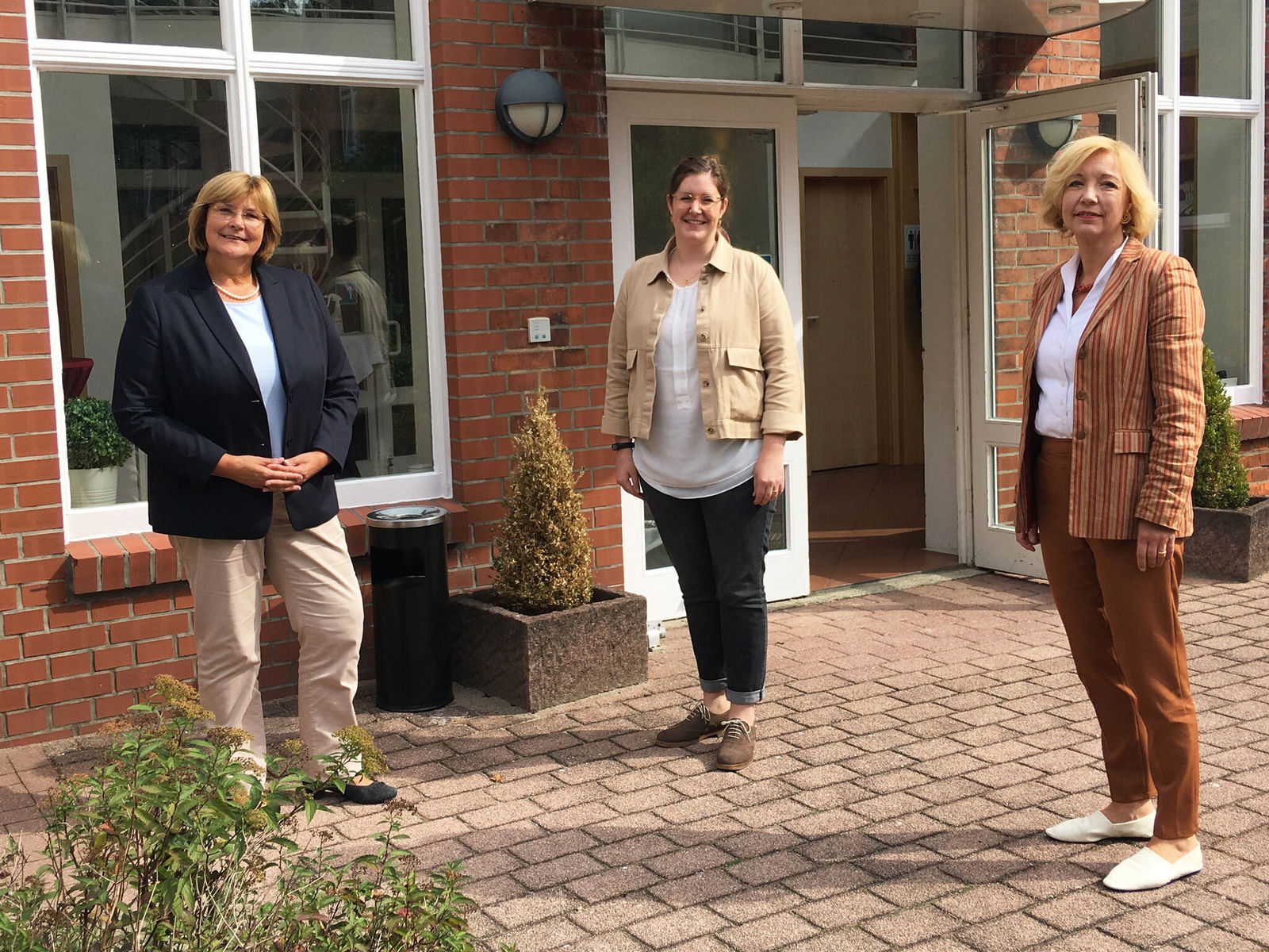 ZfS_Sondervikarin Blumröder_Angela Grimm_Gruppenfoto