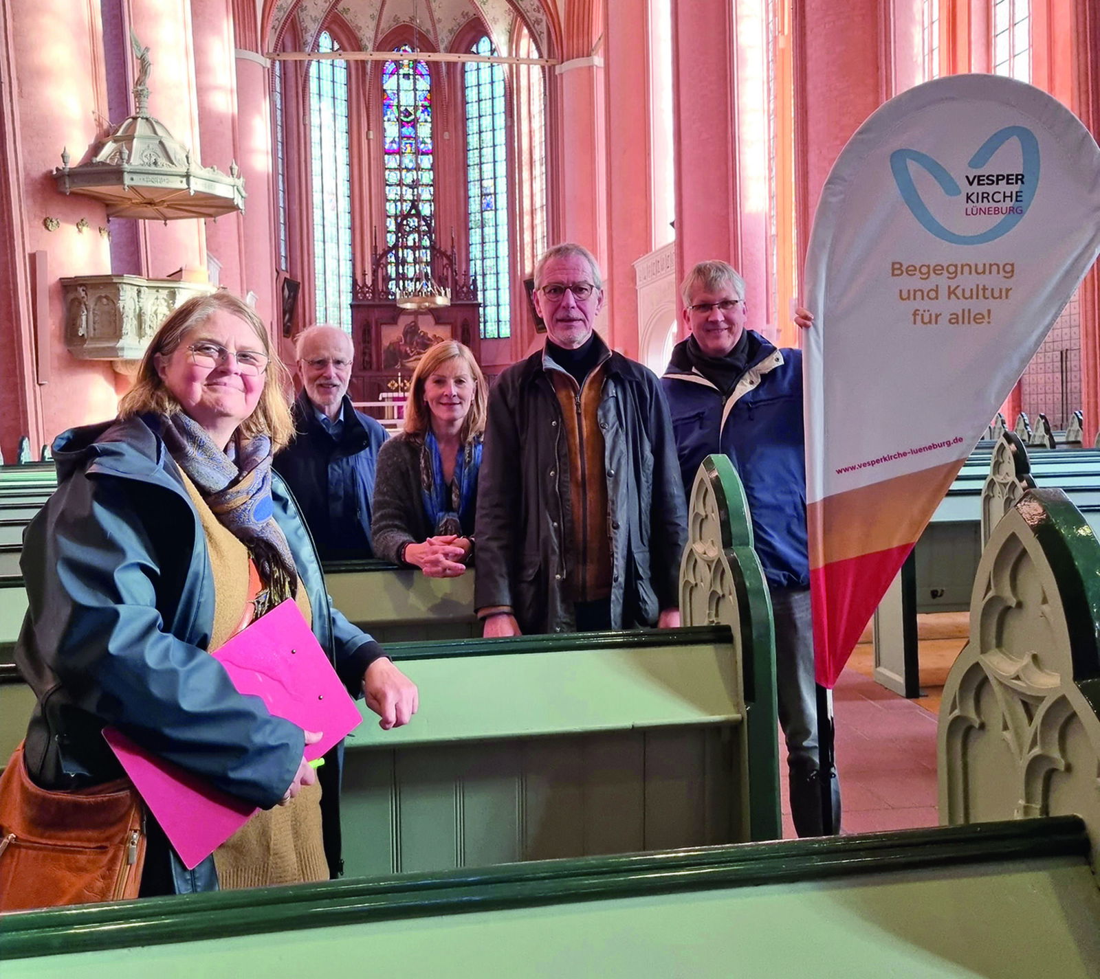 Das Team der Vesperkirche (von links): Dörthe Grimm, Lebensraum Diakonie e.V., Hans-Hermann Jantzen, Stiftung Diakonie - ich mache mit, Silke Ideker, Pastorin St. Michaelis Lüneburg, Michael Elsner, Lebensraum Diakonie e.V., Christian Cordes, Superintendent im Ev.-luth. Kirchenkreis Lüneburg. Foto: Tina Hueske