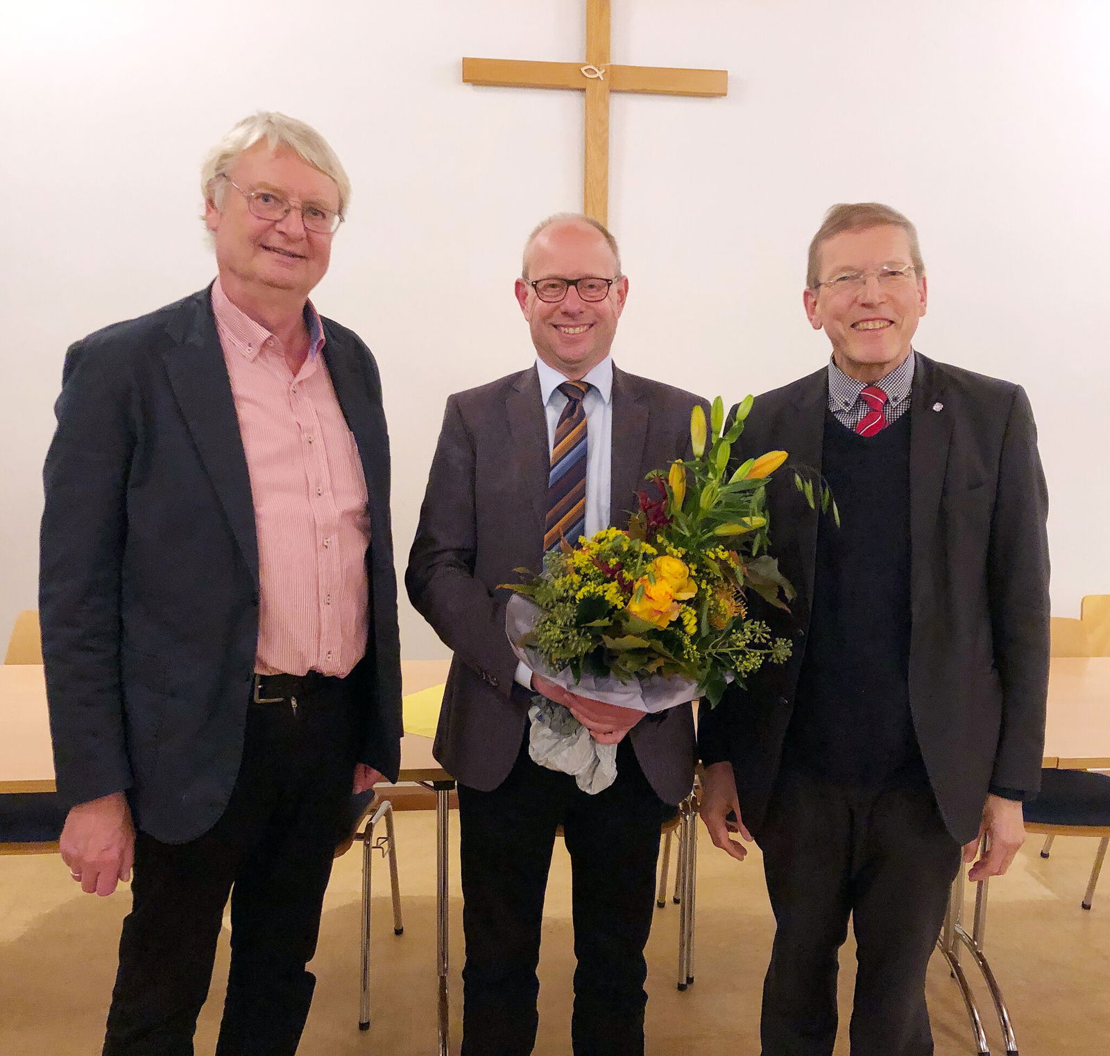 Fröhliche Gesichter nach der Wahl (von links): Pastor Uwe Junge, Vorsitzender der Kirchenkreissynode, Pastor Dr. Marc Wischnowsky und Regionalbischof Dr. Hans Christian Brandy. Foto: privat