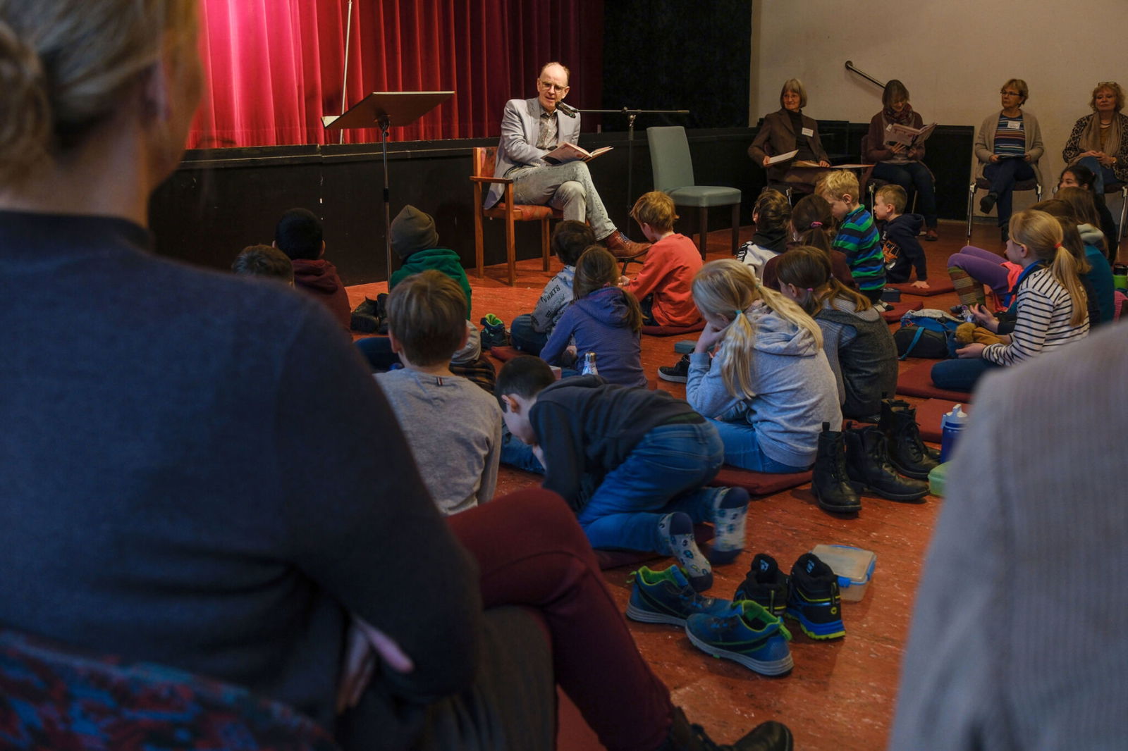 Die 47 Erst- und Viertklässler der Comeniusschule haben es sich auf der Kissenlandschaft in der Kinder- und Jugendbücherei der evangelischen Lukaskirche gemütlich gemacht. Bild: Jens Schulze
