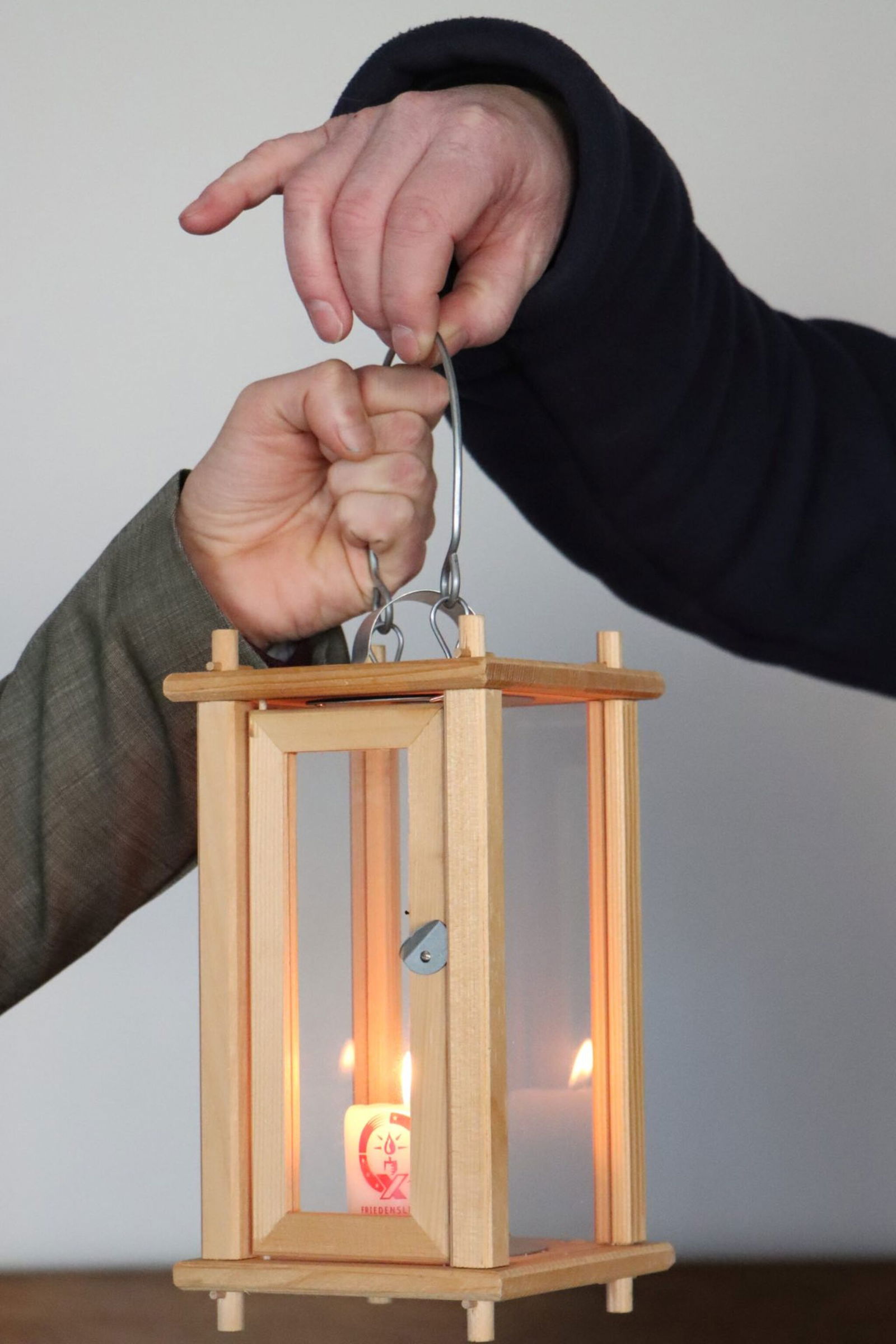 Das Friedenslicht kam am 14. Dezember ins HkD und steht für alle noch bis zum 23. Dezember bereit, die ein eigenes Friedenslicht an der Kerze entzünden und mit nach Hause nehmen möchten. Foto: Heike Körber/HkD