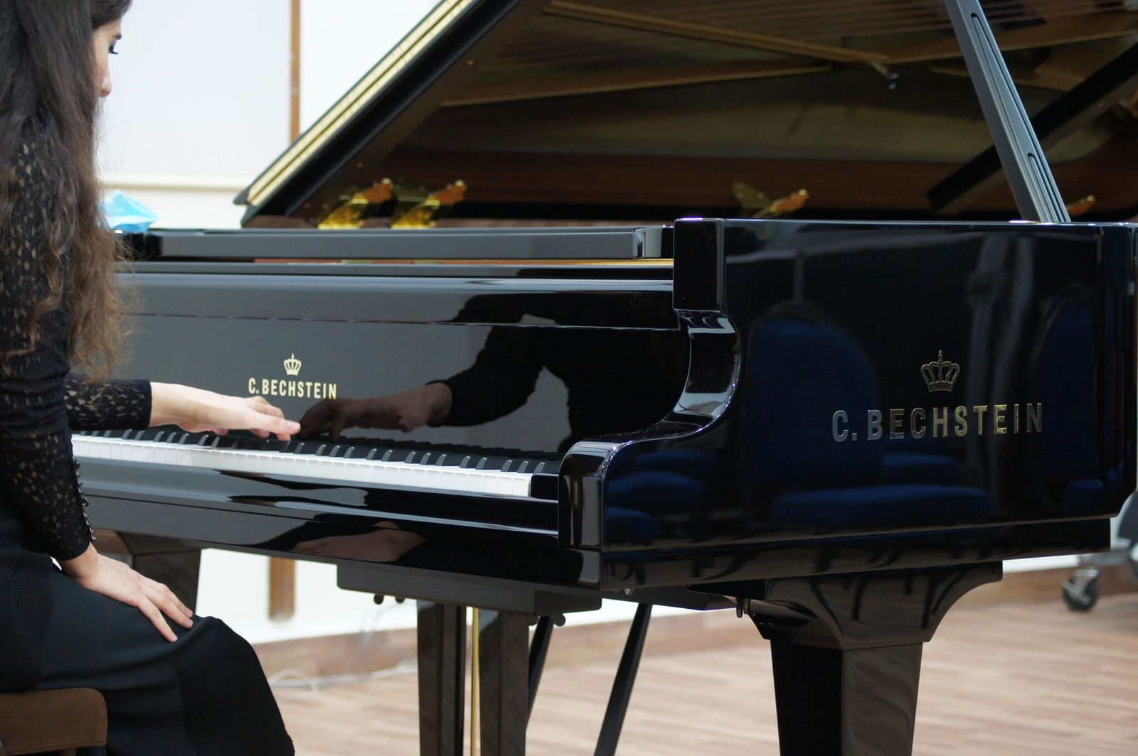 Die Bechstein-Stiftung spendete einen Konzertflügel D 282, fünf FEURICH-Stutzflügel und zehn FEURICH-Klaviere. (Foto: Bechstein-Stiftung)