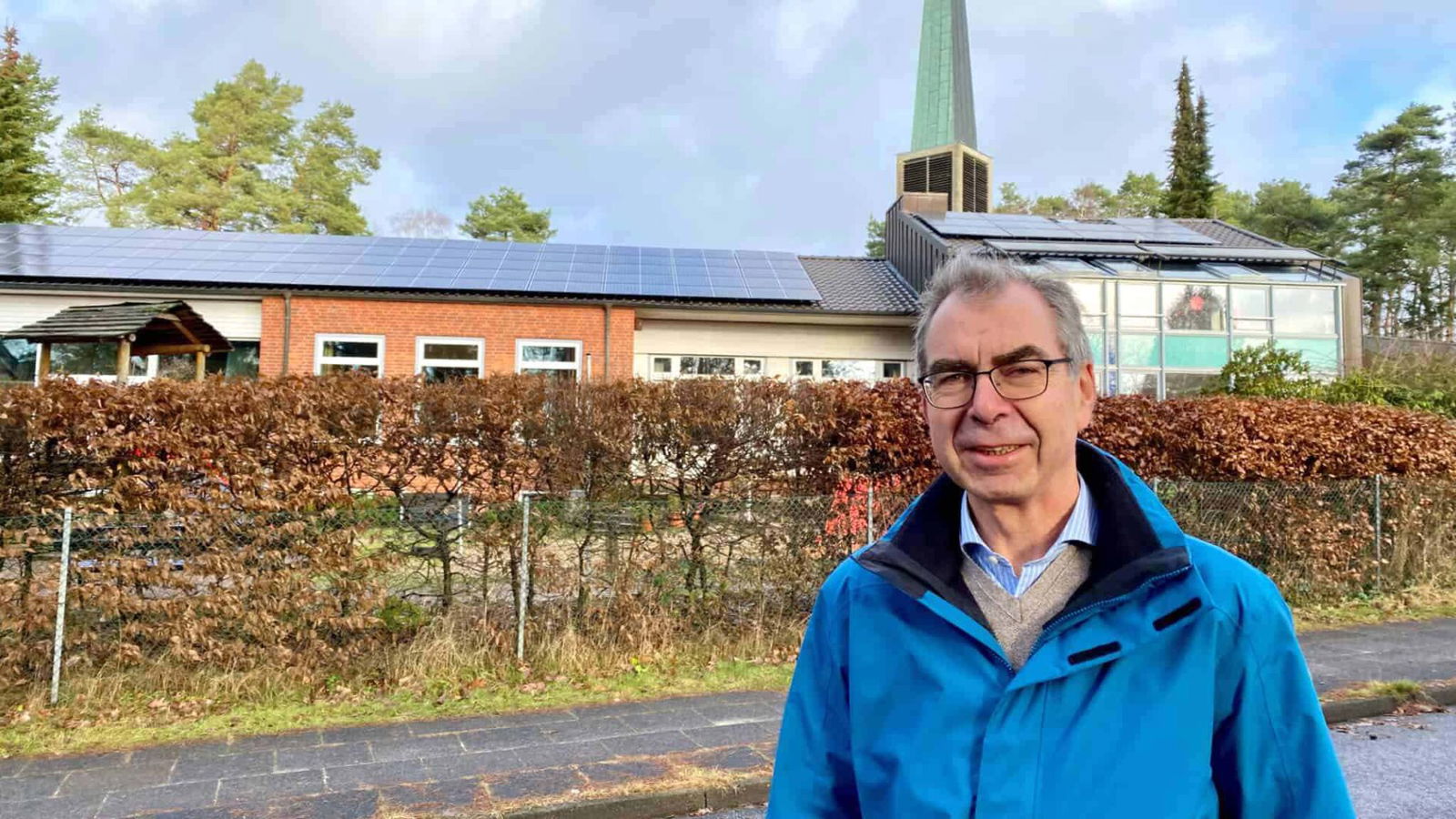 Josef Lange, Kirchenvorstandsvorsitzender der Ev.-luth. Johannis-Kirchengemeinde Buchholz, vor dem Gemeindehaus mit neuer PV-Anlage. Foto: C.Wöhling