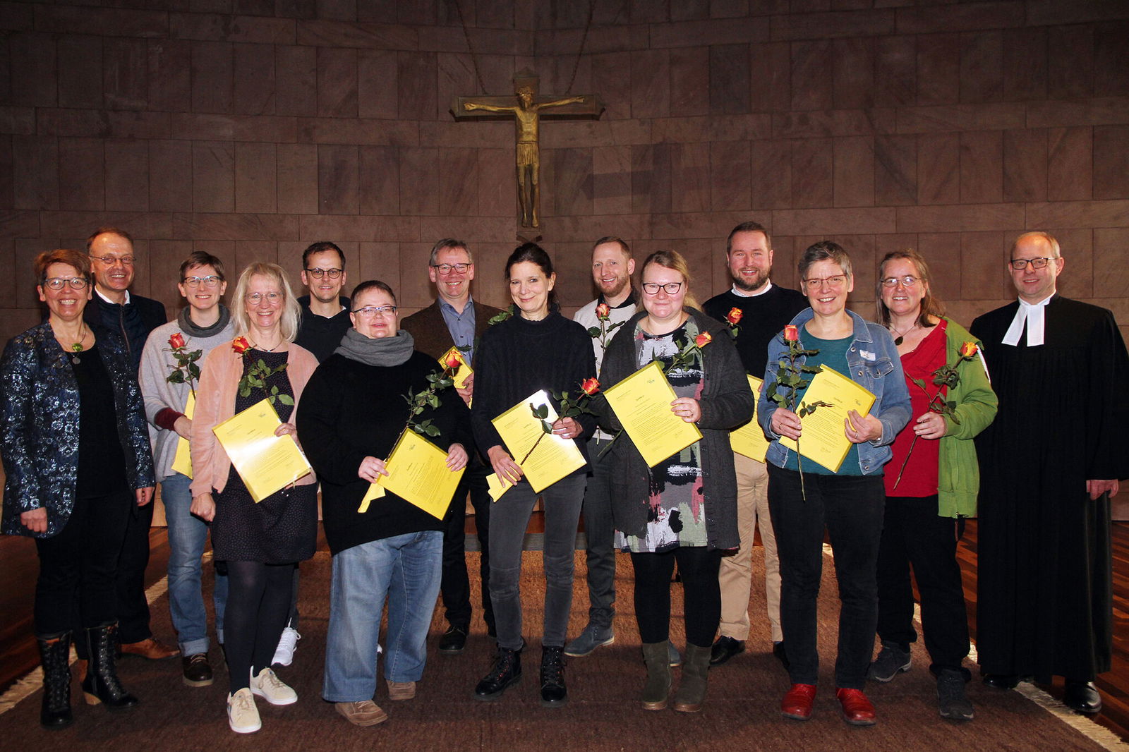 Sieben Frauen und vier Männer haben ihr Zertifikat als Berater*innen für die Konfi-Arbeit erhalten. Eingerahmt werden sie von Bettina Wittmann-Stasch, RPI (links), Sönke von Stemm, Kursleiter (Zweiter von links), und Marc Wischnowsky, Landeskirchenamt (rechts). Foto: Lothar Veit / EMA