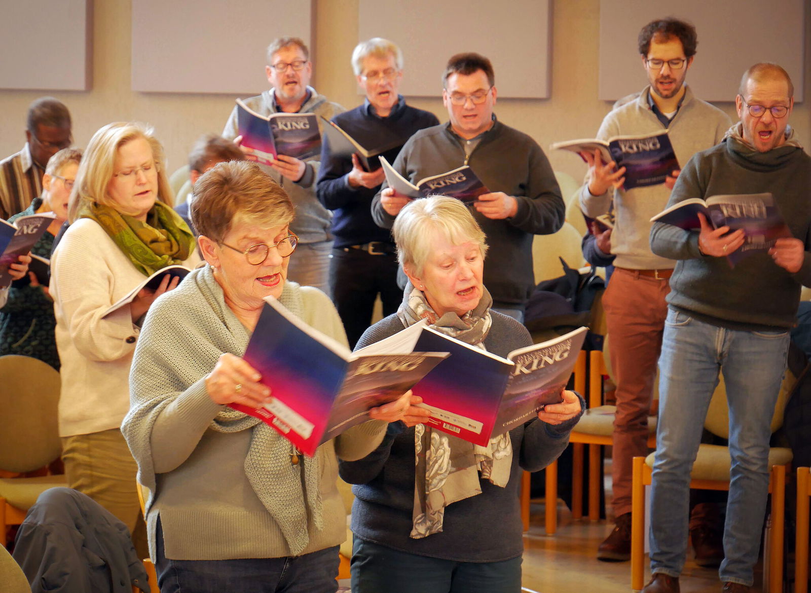 Mehr als 100 Sängerinnen und Sänger trafen sich zu einer ersten Probe in den Räumen der Baptistengemeinde in Göttingen. Foto: Creative Kirche