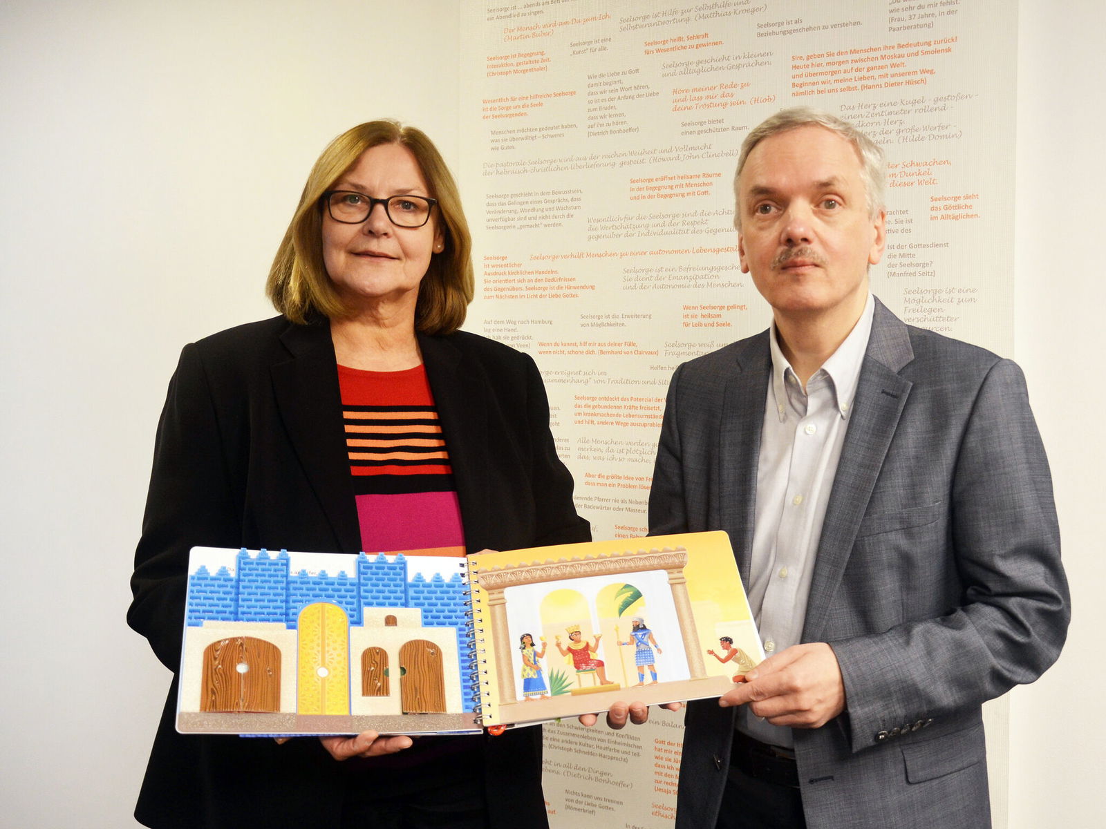 Angela Grimm und Andreas Chrzanowski mit der Fühlbibel. Foto: Andrea Hesse