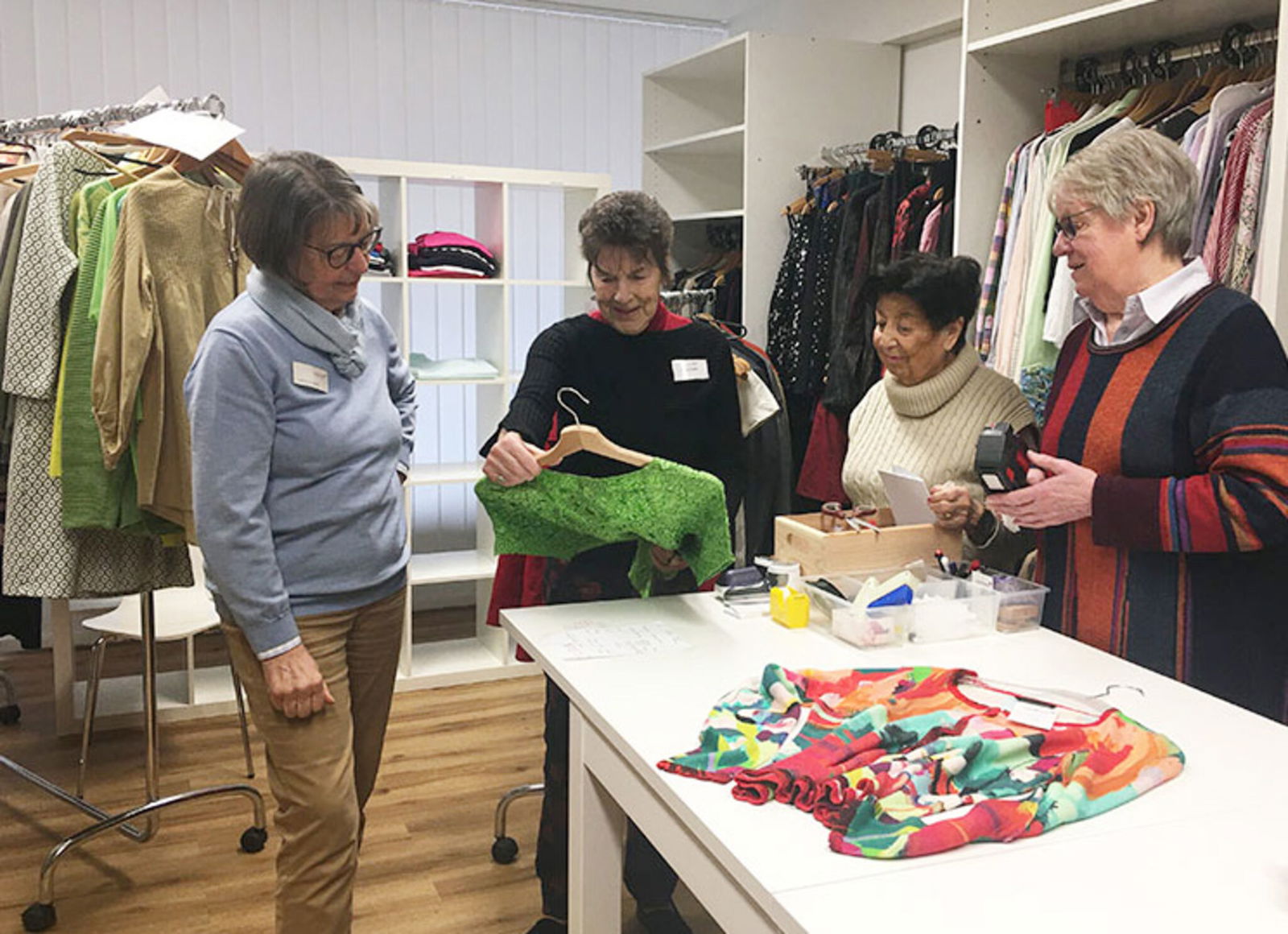 Freuen sich über die neuen Räume (von links): Heidrun Zeilbeck, Helga Krüger, Hannelore Skwara und Renate Brockhaus vom edelKreis-Team. Foto: Andrea Hesse