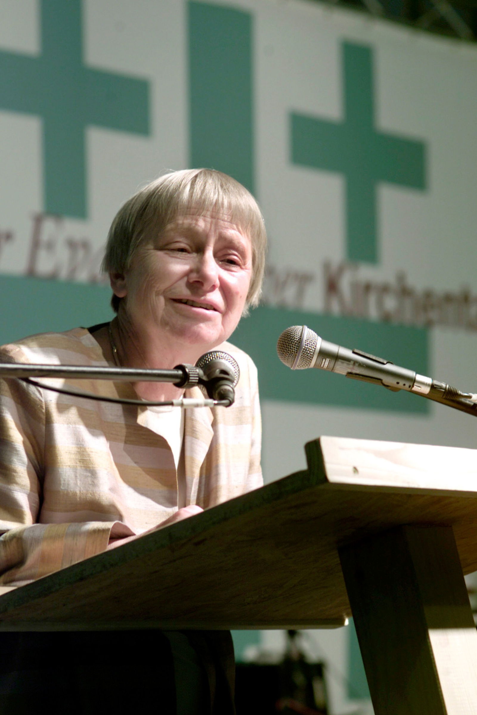 Dorothee Sölle bei einem „Politischen Nachtgebet“ beim evangelischen Kirchentag in Frankfurt am Main 2001. Archivfoto: epd-bild/Falk Orth