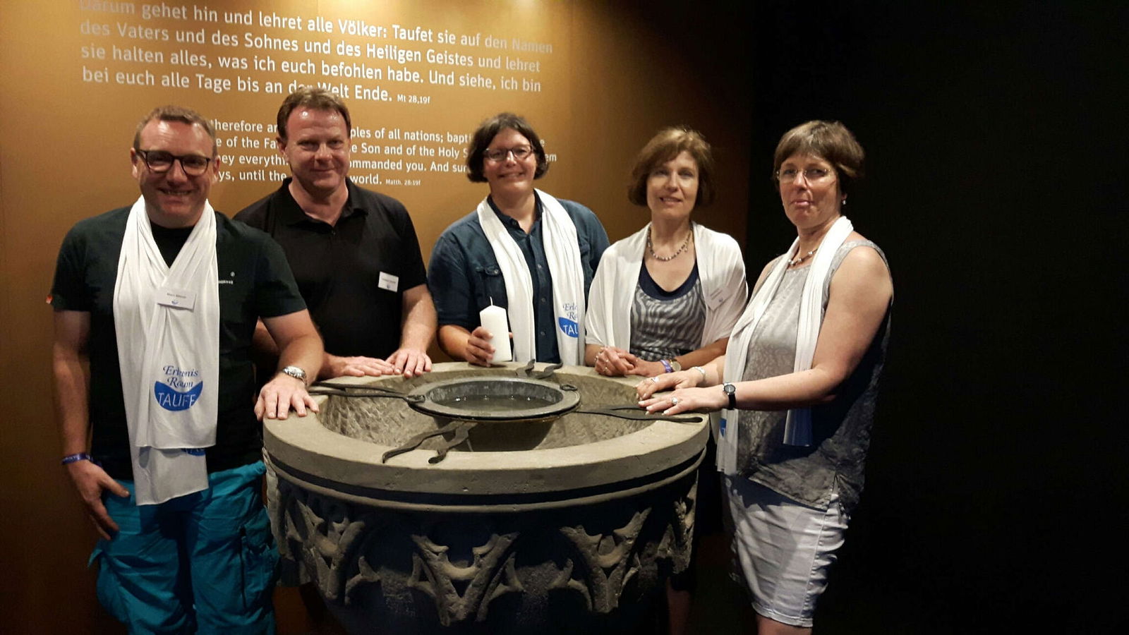 erlebnisraum_taufe_2000_besucherin