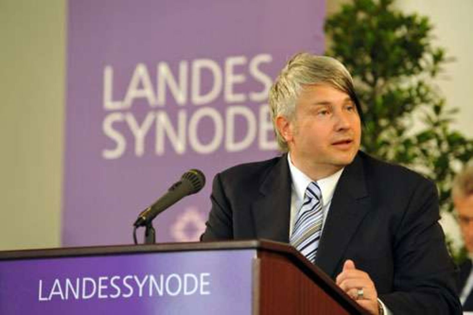 Der Vorsitzende des Landessynodalausschusses Jörn Surborg beim Tätigkeitsbericht