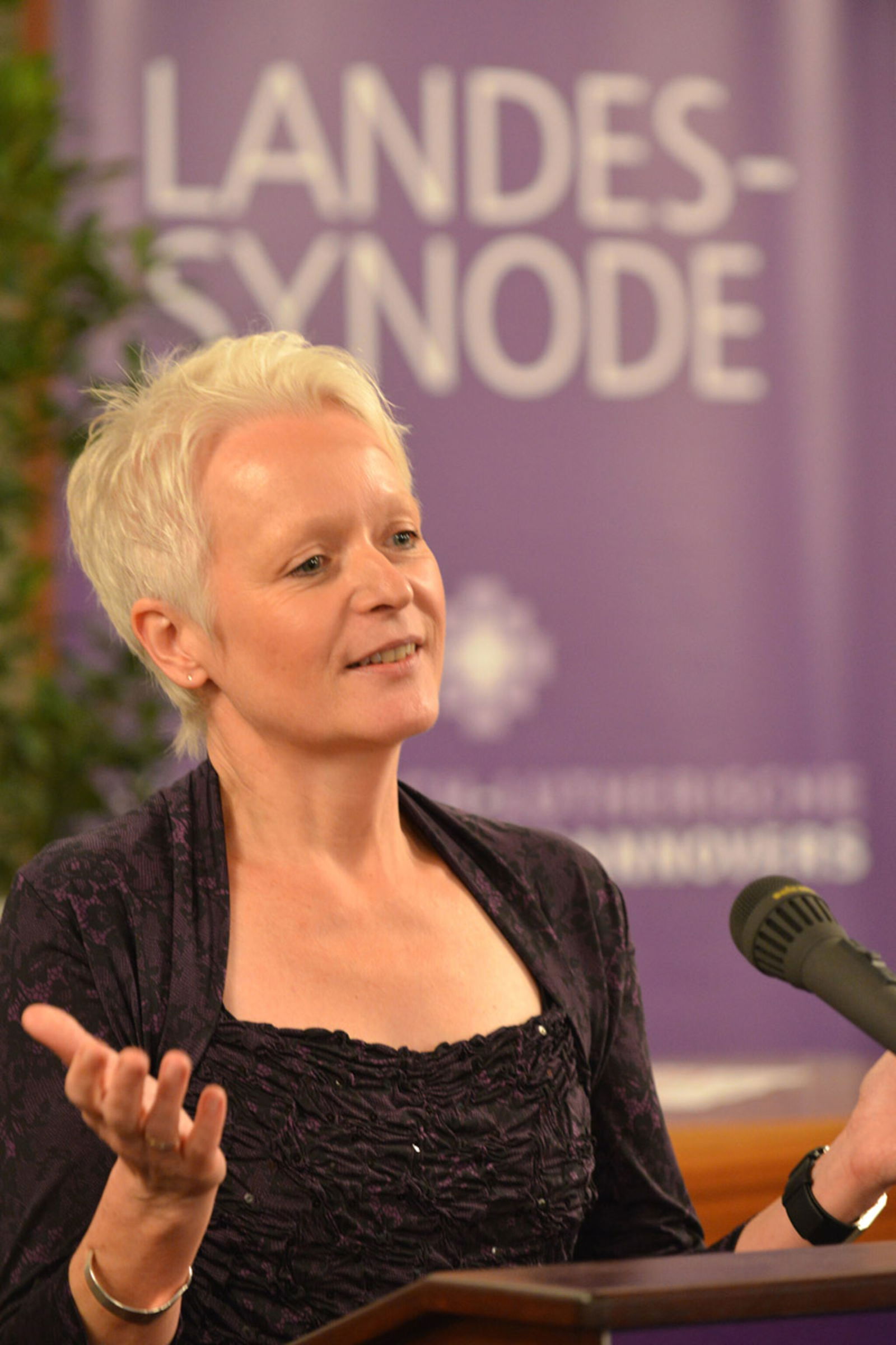 briese_susanne_haende_hoch