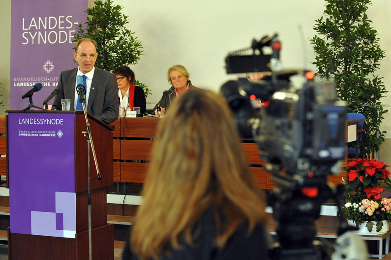 Ralf Meister und Fernsehkamera