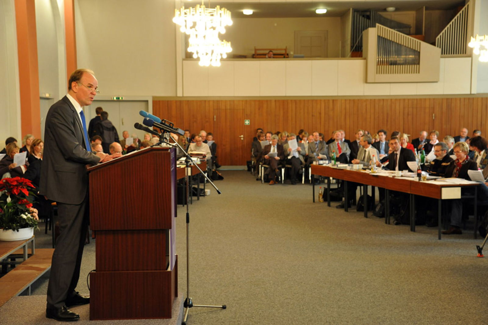 Ralf Meister vor dem Synodenplenum