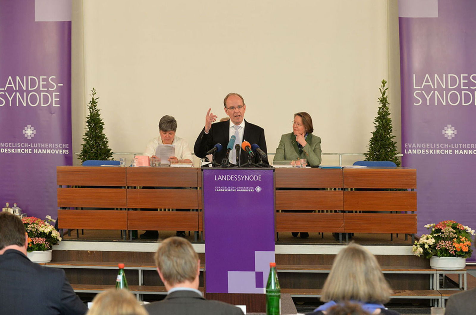 bischofsbericht6_frontal