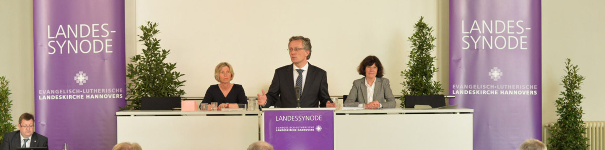 synode_kopf_front